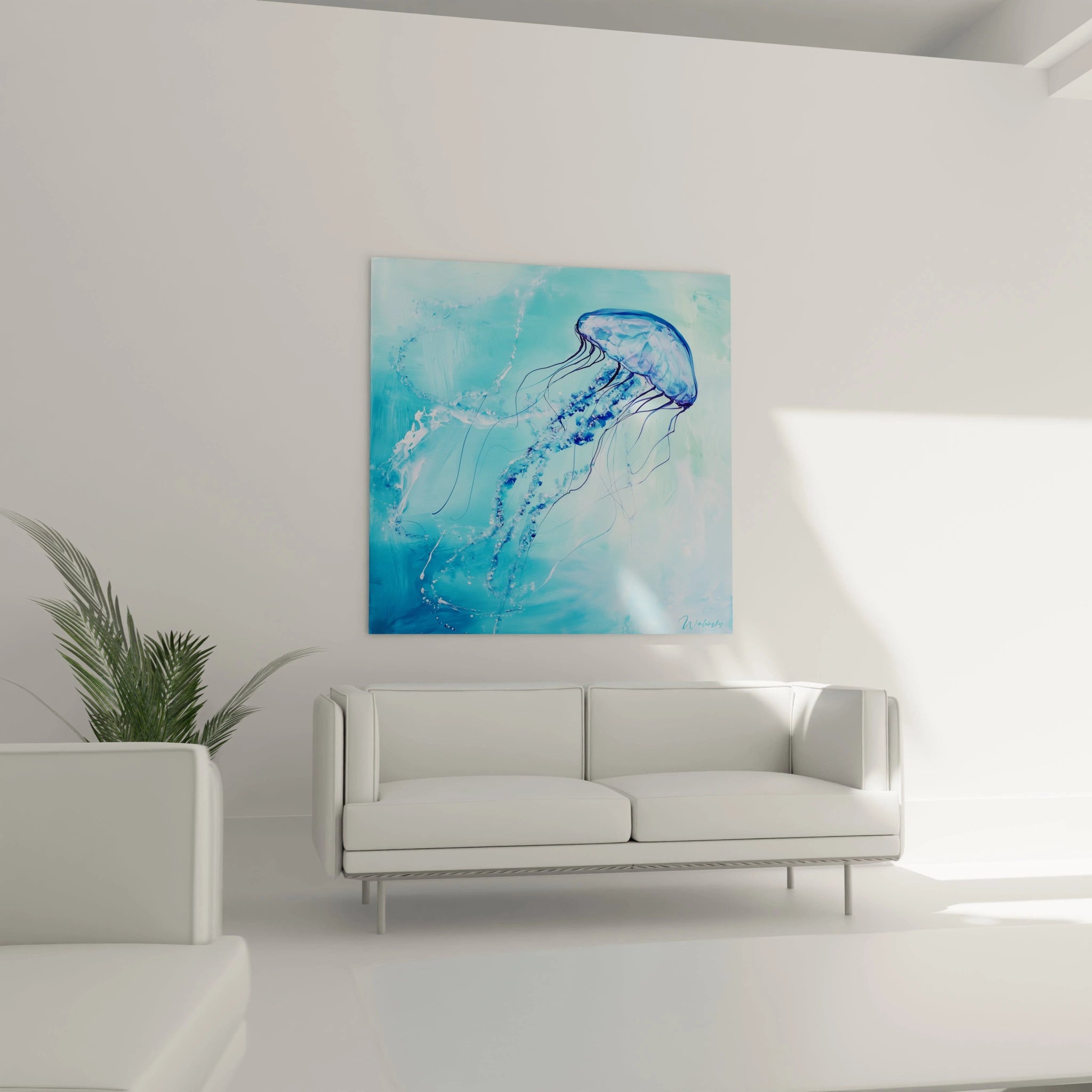 Tableau méduse Walensky bleu accroché au mur dans un salon moderne avec canapé blanc