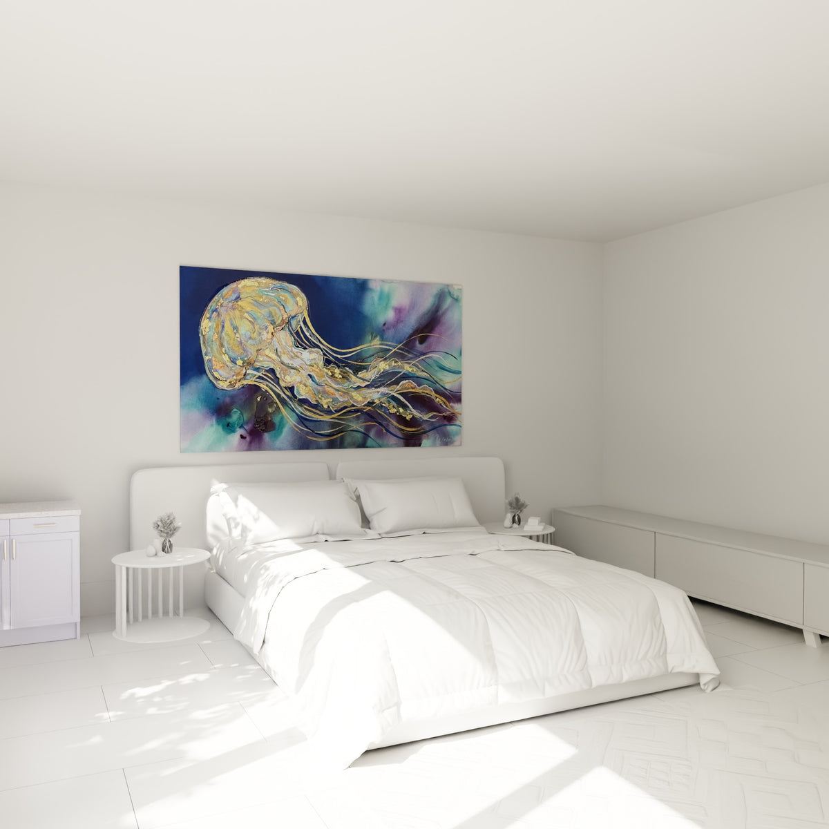 Créature marine dorée et turquoise flottant au-dessus d'un lit dans une chambre claire