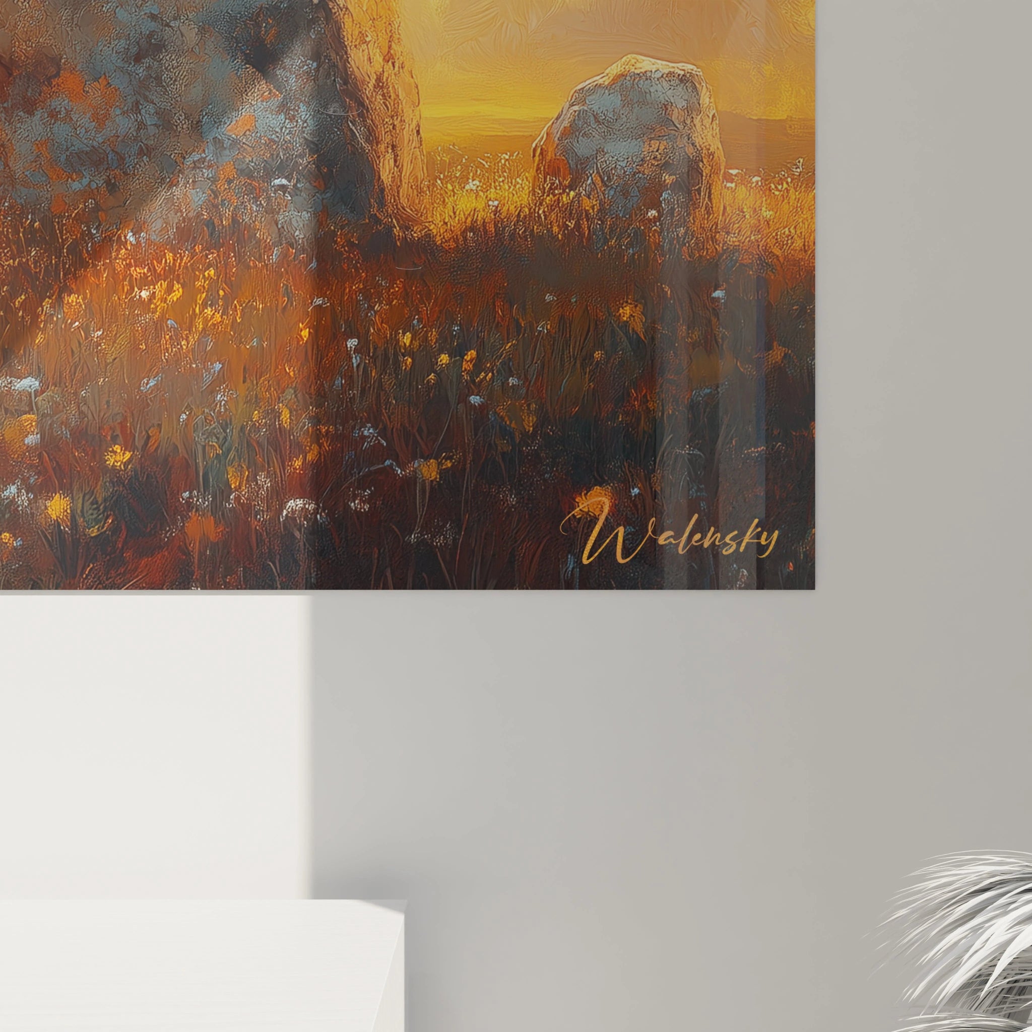 Un tableau dolmen capturant l'atmosphère solennelle d'un monument préhistorique de pierre bleue-grise, baigné dans la lumière chaude d'un crépuscule, se dressant majestueusement dans un champ de fleurs sauvages aux teintes chaudes.