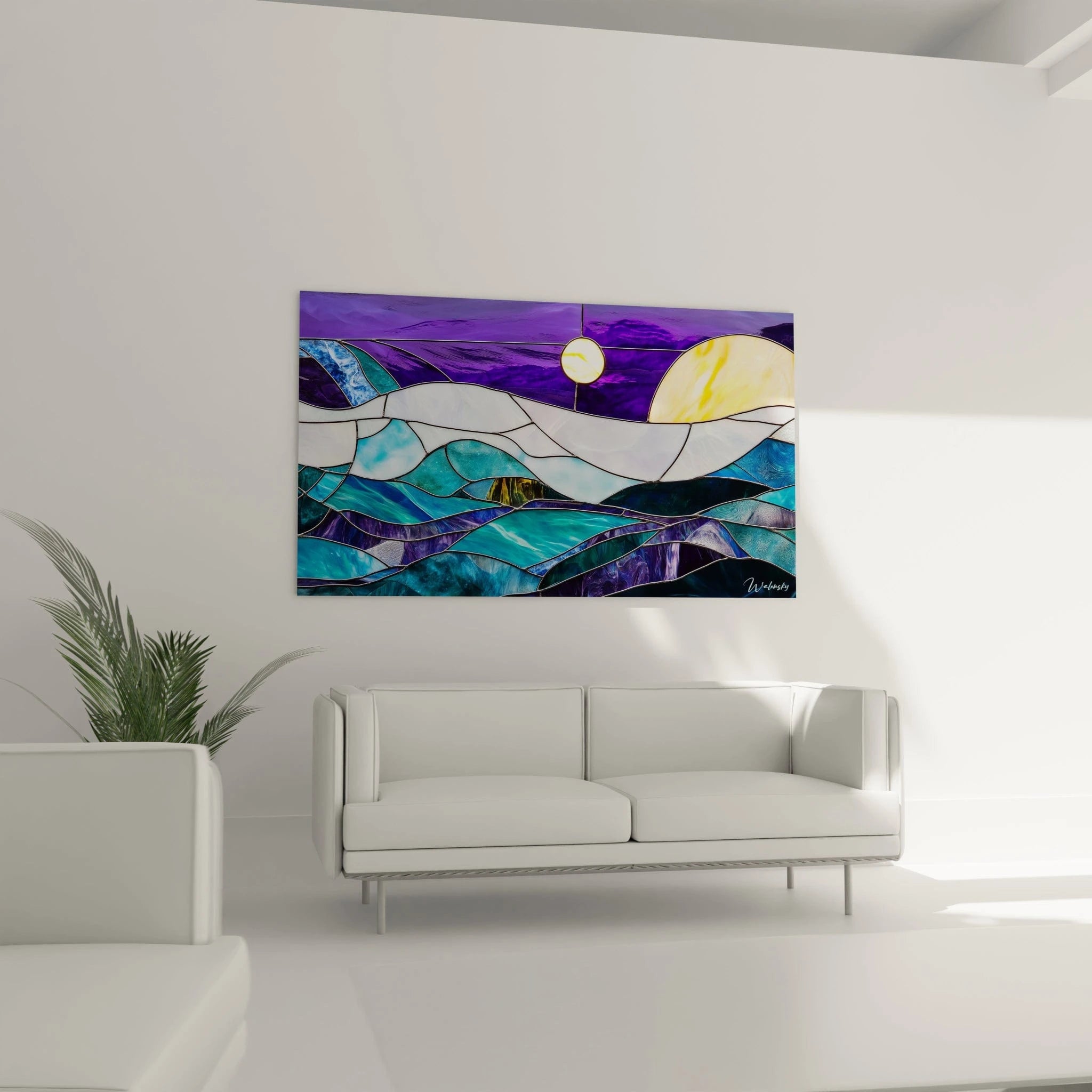 Un tableau vitraux océanique où des fragments de verre bleu-turquoise et violet s'assemblent pour former des vagues stylisées sous un ciel crépusculaire, avec un disque solaire jaune éclatant et des crêtes blanches ondulantes, délimités par un réseau graphique de jointures noires.