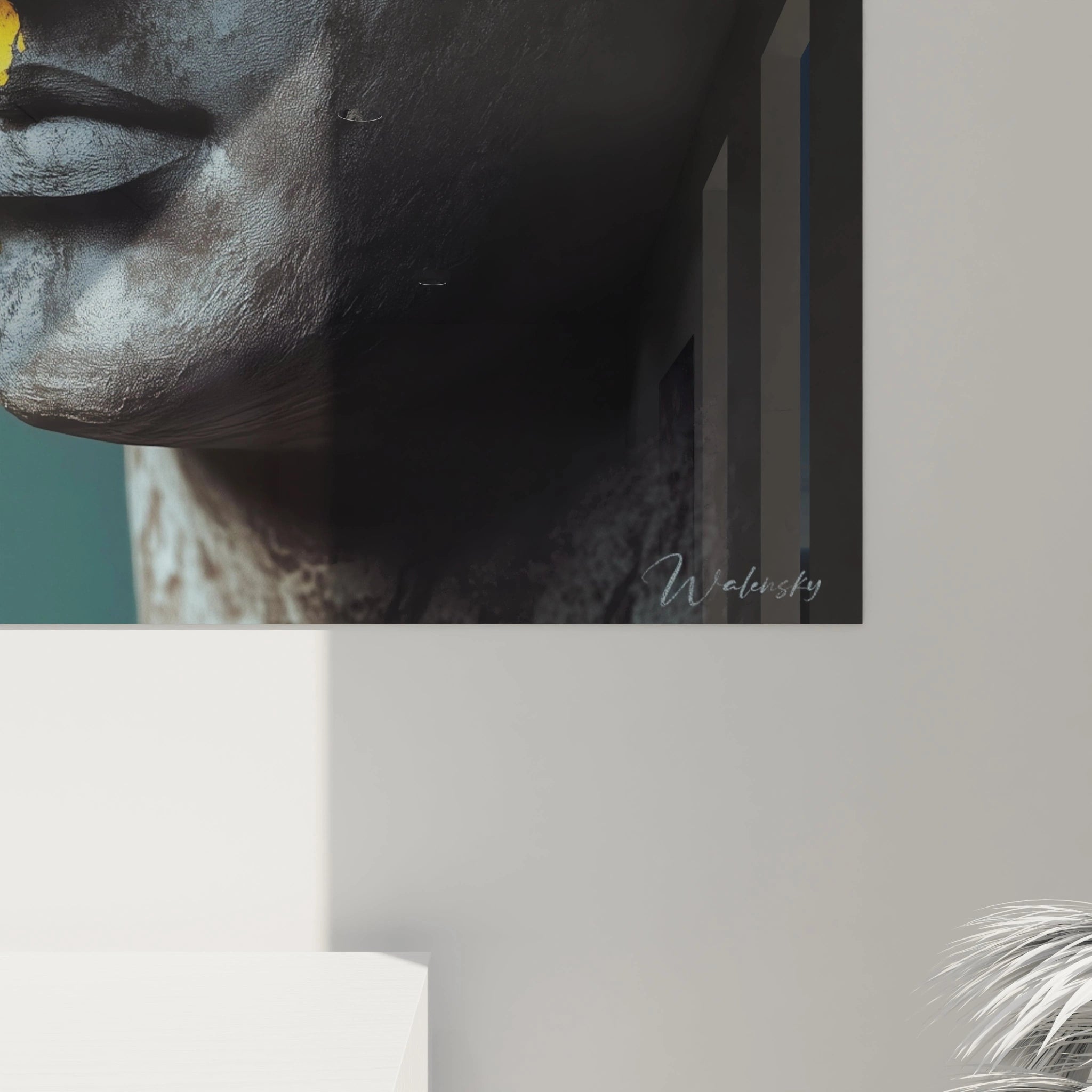 Un tableau statue fragmentée illustrant la dualité par un visage divisé entre ombre et lumière, où le noir mat et texturé s'oppose à l'or brillant, créant une tension visuelle saisissante contre un fond vert profond.