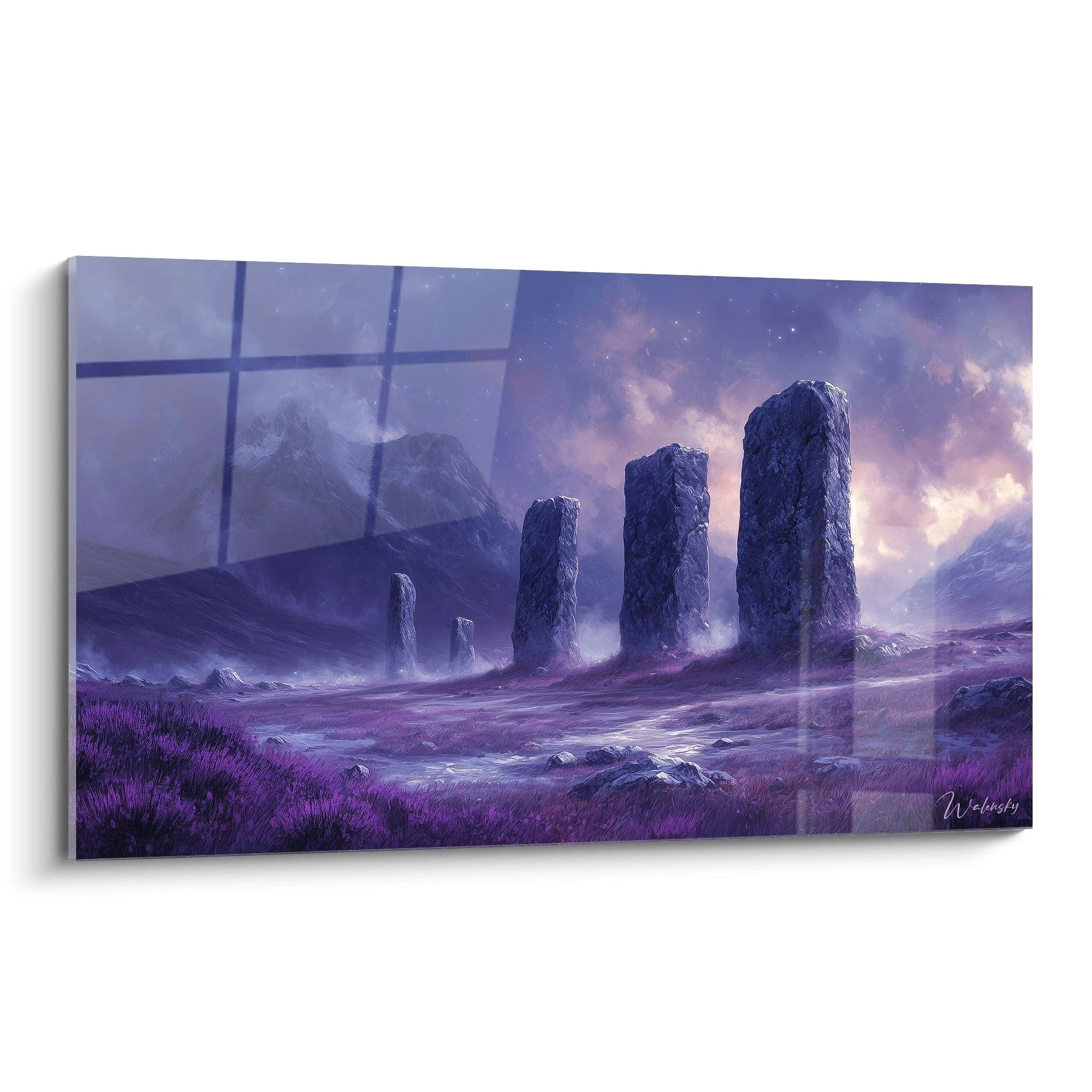Un tableau monolithes mystiques présentant d'imposantes structures rocheuses verticales dressées dans une prairie violette, sous un ciel bleu-mauve nuageux, avec des brumes enveloppant la base des formations, créant une atmosphère onirique aux teintes pourpres dominantes.