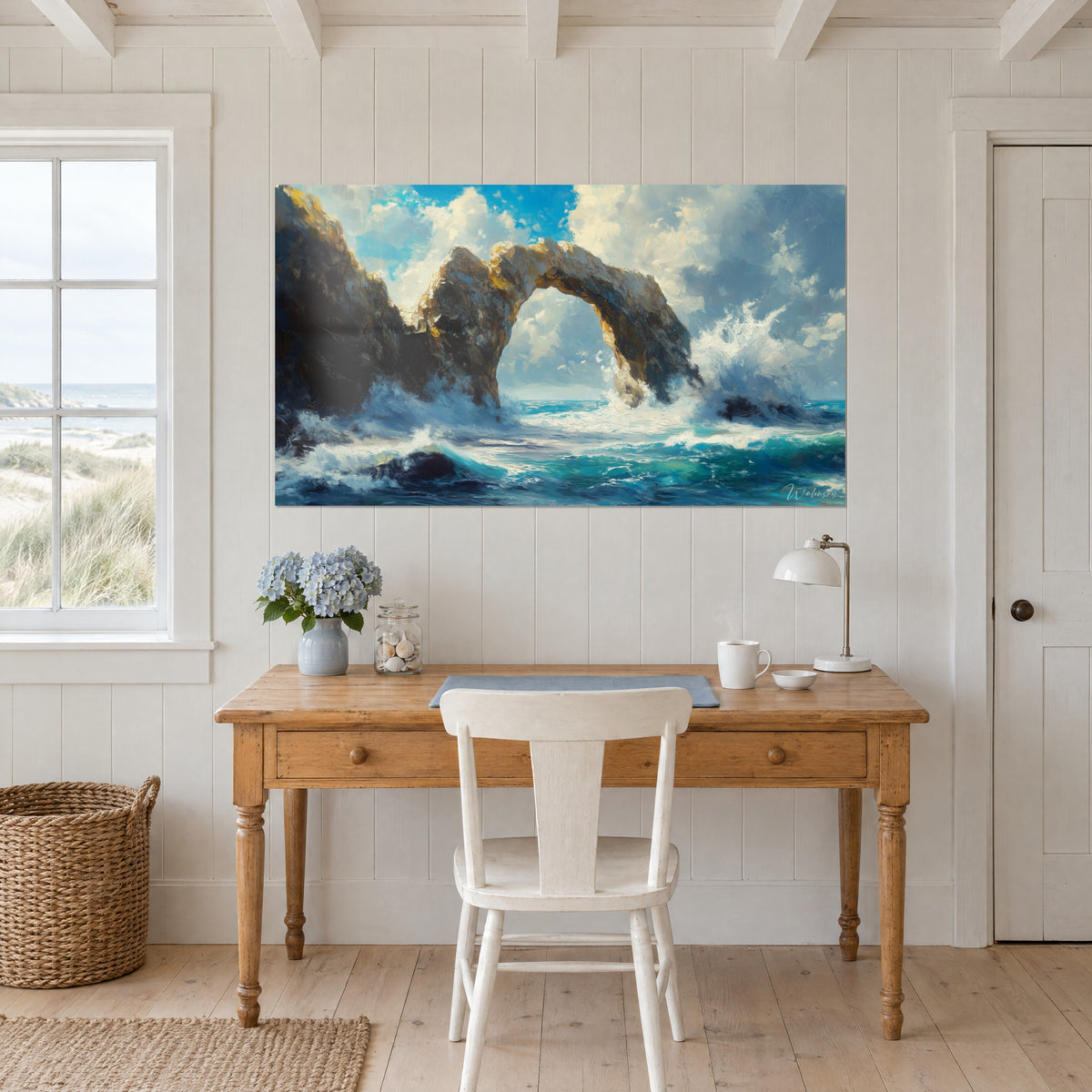 Tableau arc de roche cerné de vagues, bleu profond et or pâle, sur un mur lambrissé au-dessus d'un bureau en bois