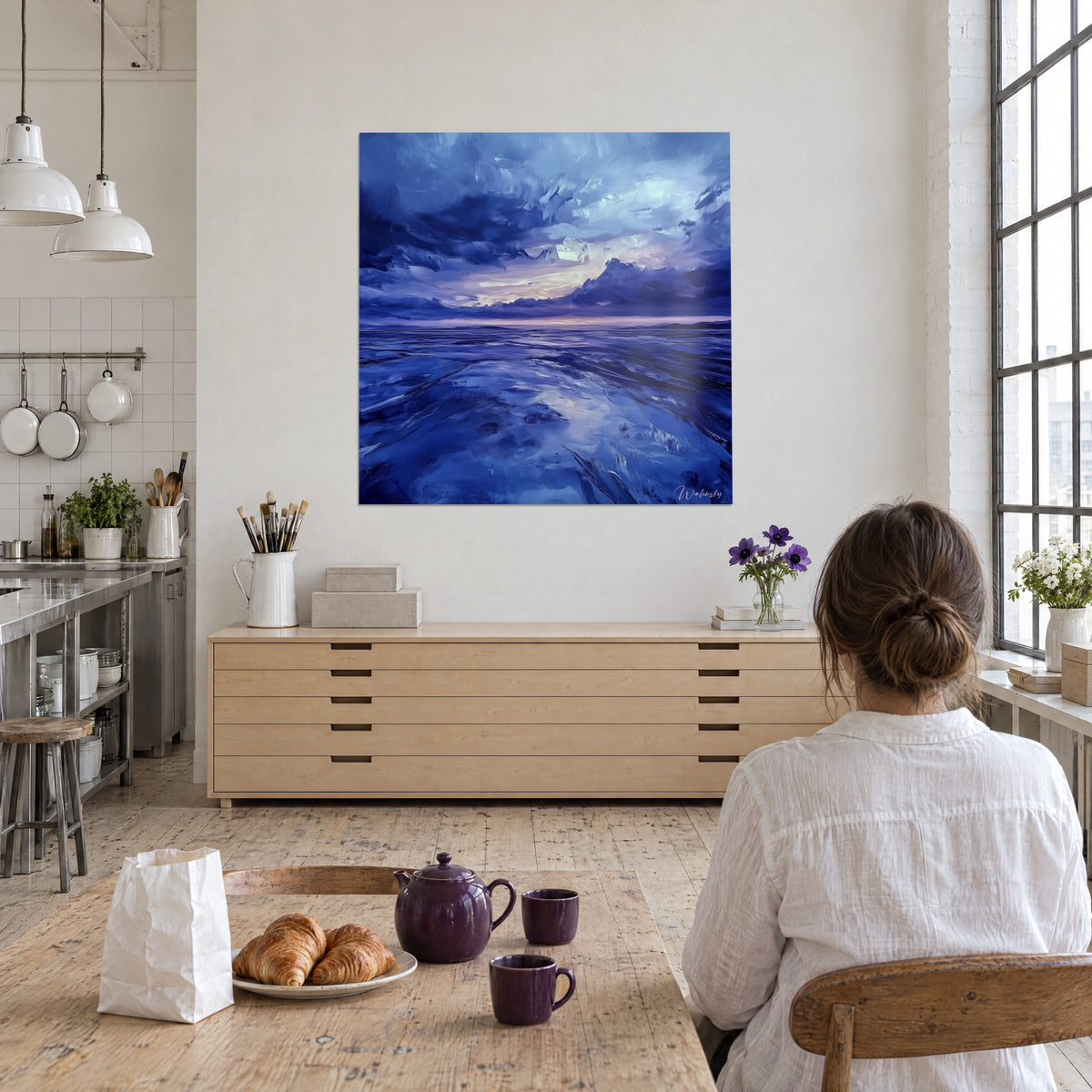 Cuadro de playa inundada bajo nubes violetas, claro crema en el centro, azul ultramar en trazos de espátula, loft con cocina abierta