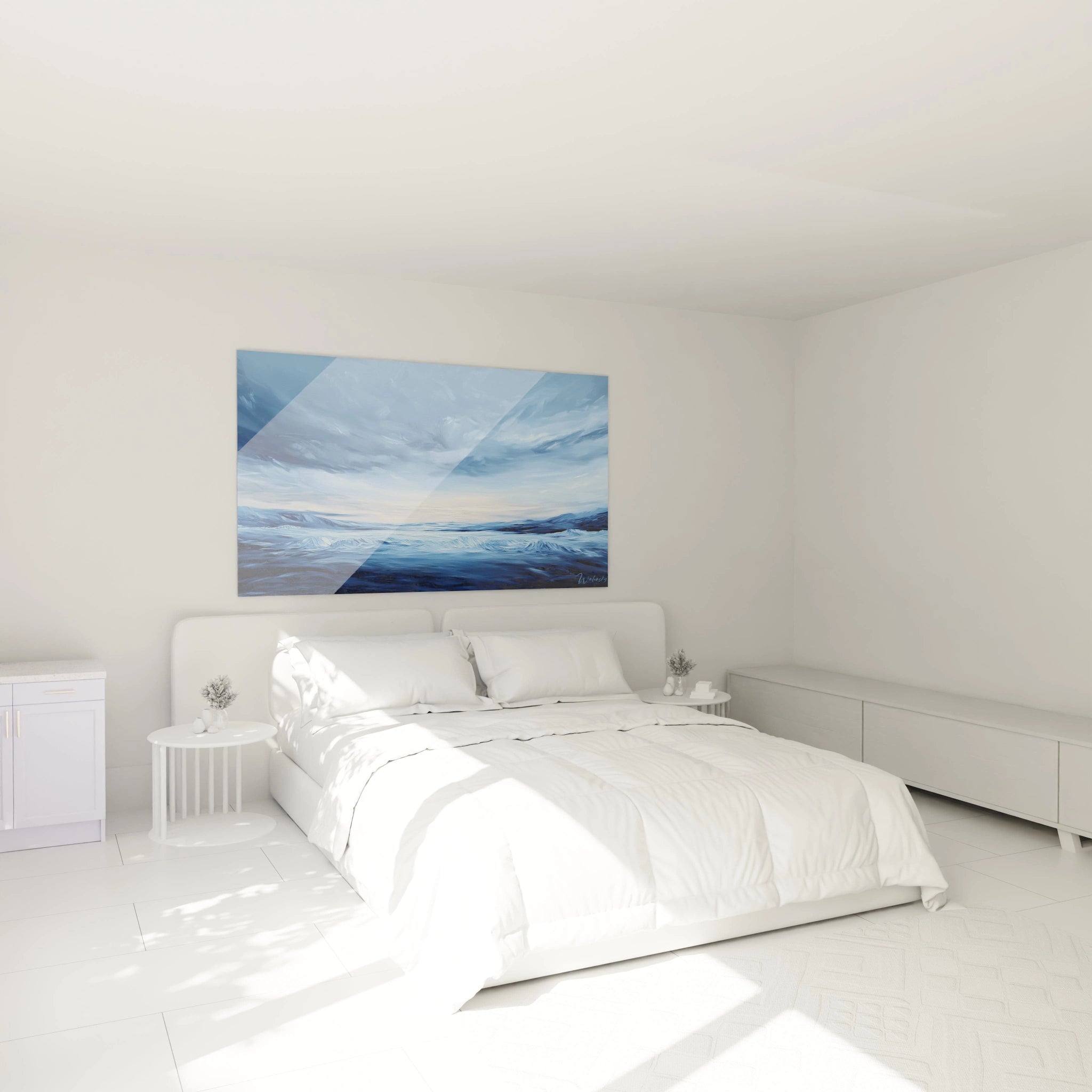 Tableau marin présentant une vue panoramique d'océan tumultueux où dominent différentes nuances de bleu, du marine profond au bleu ciel, avec un jeu de lumière à l'horizon et des textures ondulantes réalisées par des touches picturales énergiques capturant l'essence du mouvement aquatique.