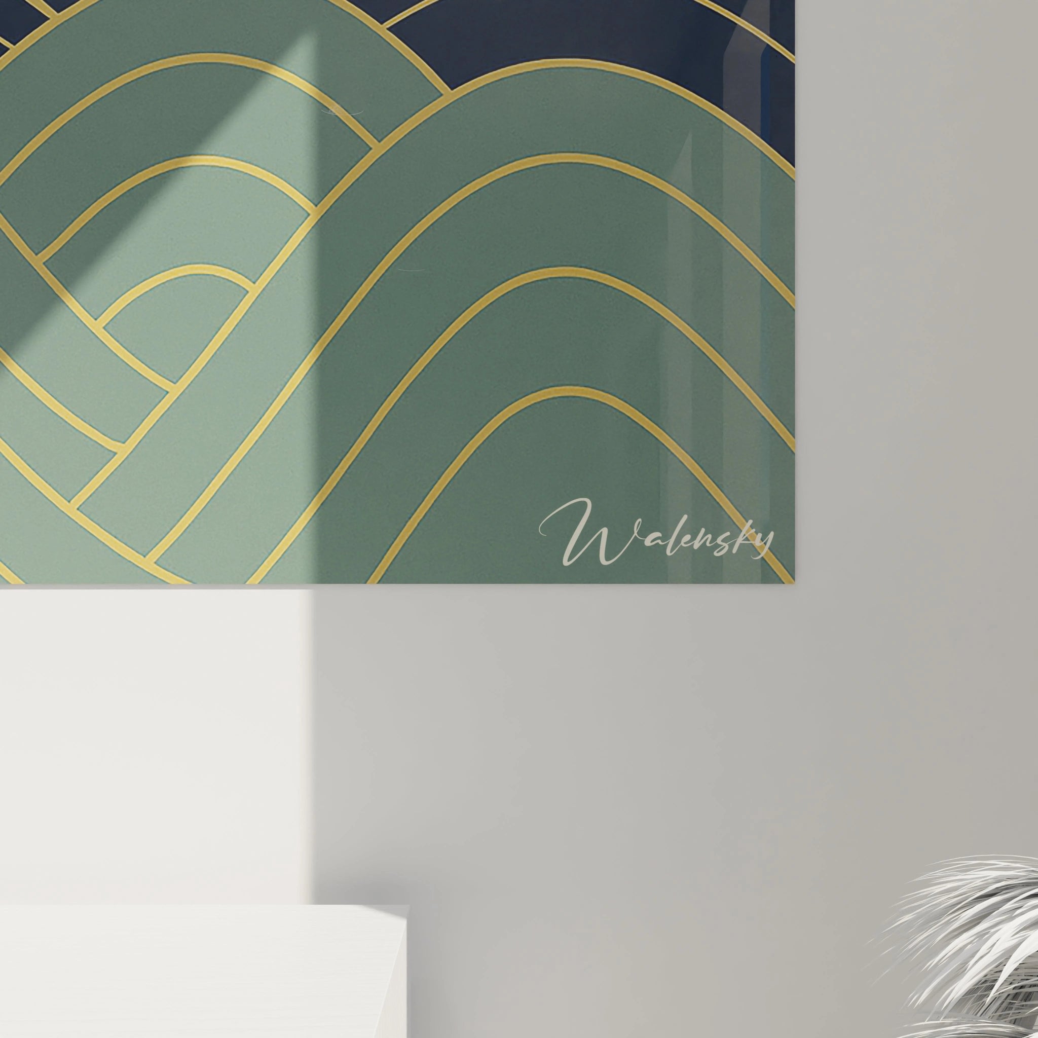 Un tableau japon décoratif présentant une composition harmonieuse avec soleil rouge bordeaux cerclé d'or, vagues marines ondulantes aux courbes régulières, nuages stylisés aux contours dorés et pin traditionnel, dans une palette rouge, bleu, vert et or.