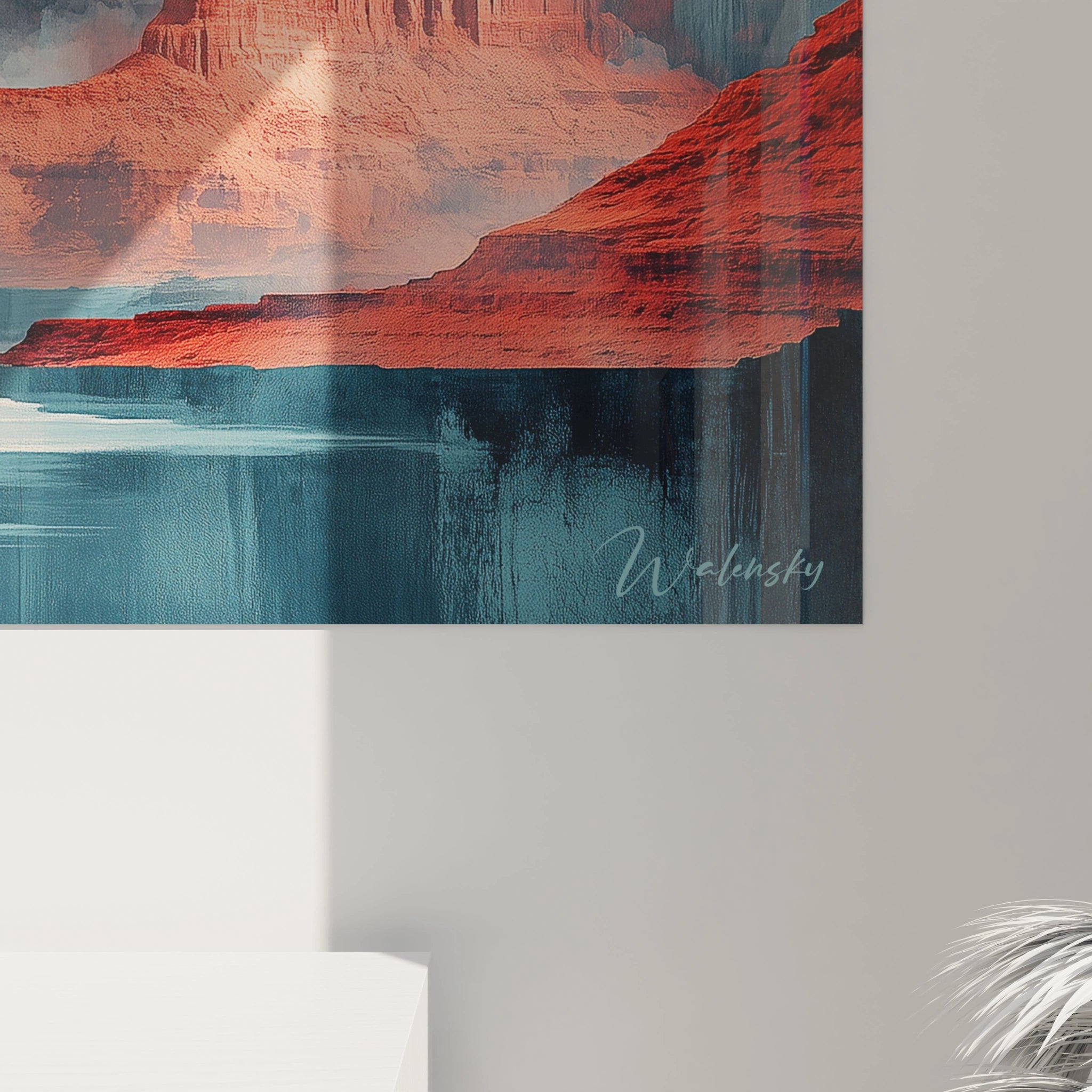 Tableau désert minimaliste présentant des formations rocheuses rouges encadrant un soleil orange vibrant, une eau calme aux reflets bleutés et des nuages délicats, créant une composition équilibrée aux textures variées entre rugosité des roches et fluidité du ciel.