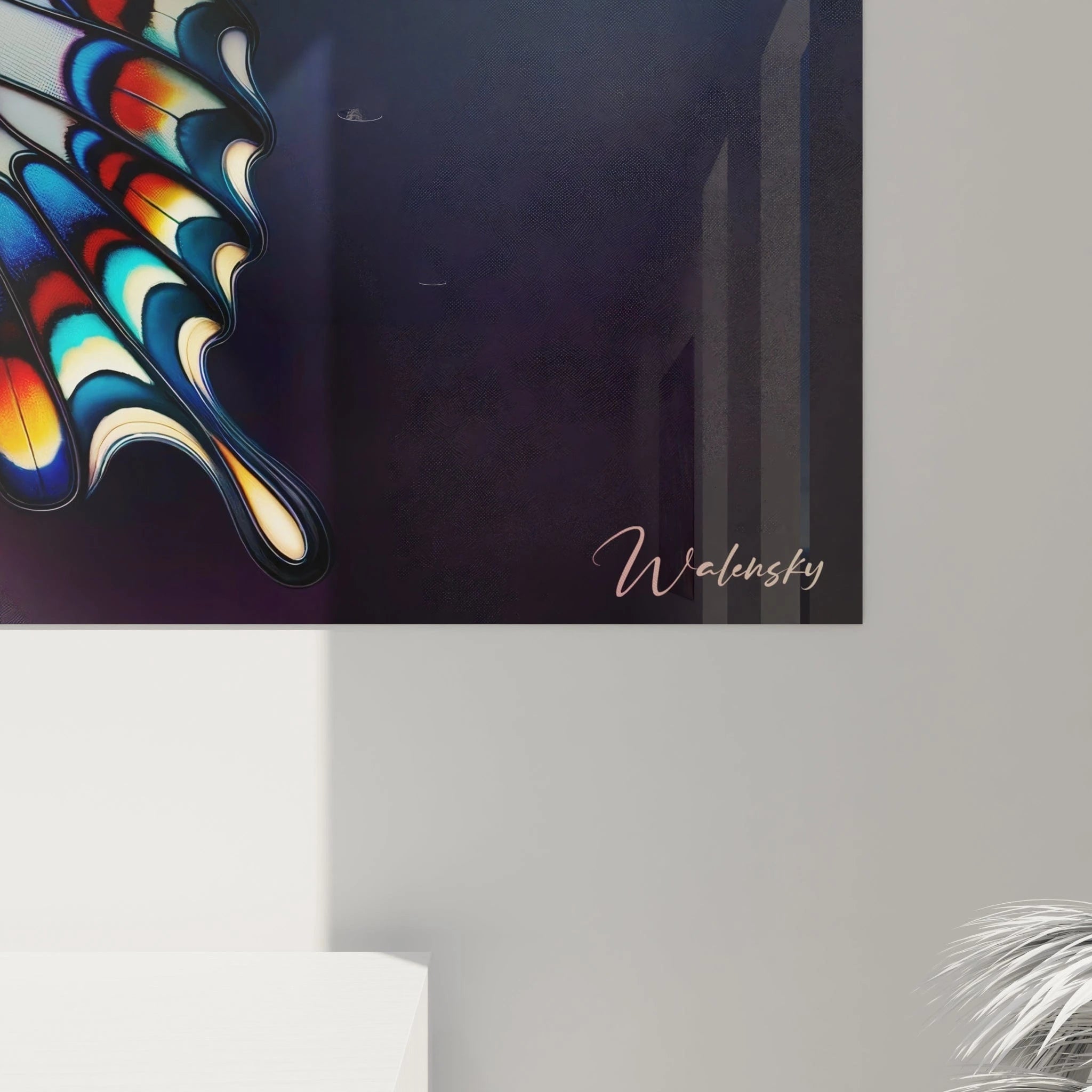 Un tableau d'animal présentant un papillon aux ailes ornementales richement décorées de motifs géométriques et organiques. Les couleurs vives incluent des bleus électriques, des rouges profonds et des violets irisés. La texture lisse et réfléchissante des ailes évoque une œuvre d'orfèvrerie sur un fond divisé entre teintes chaudes et froides.