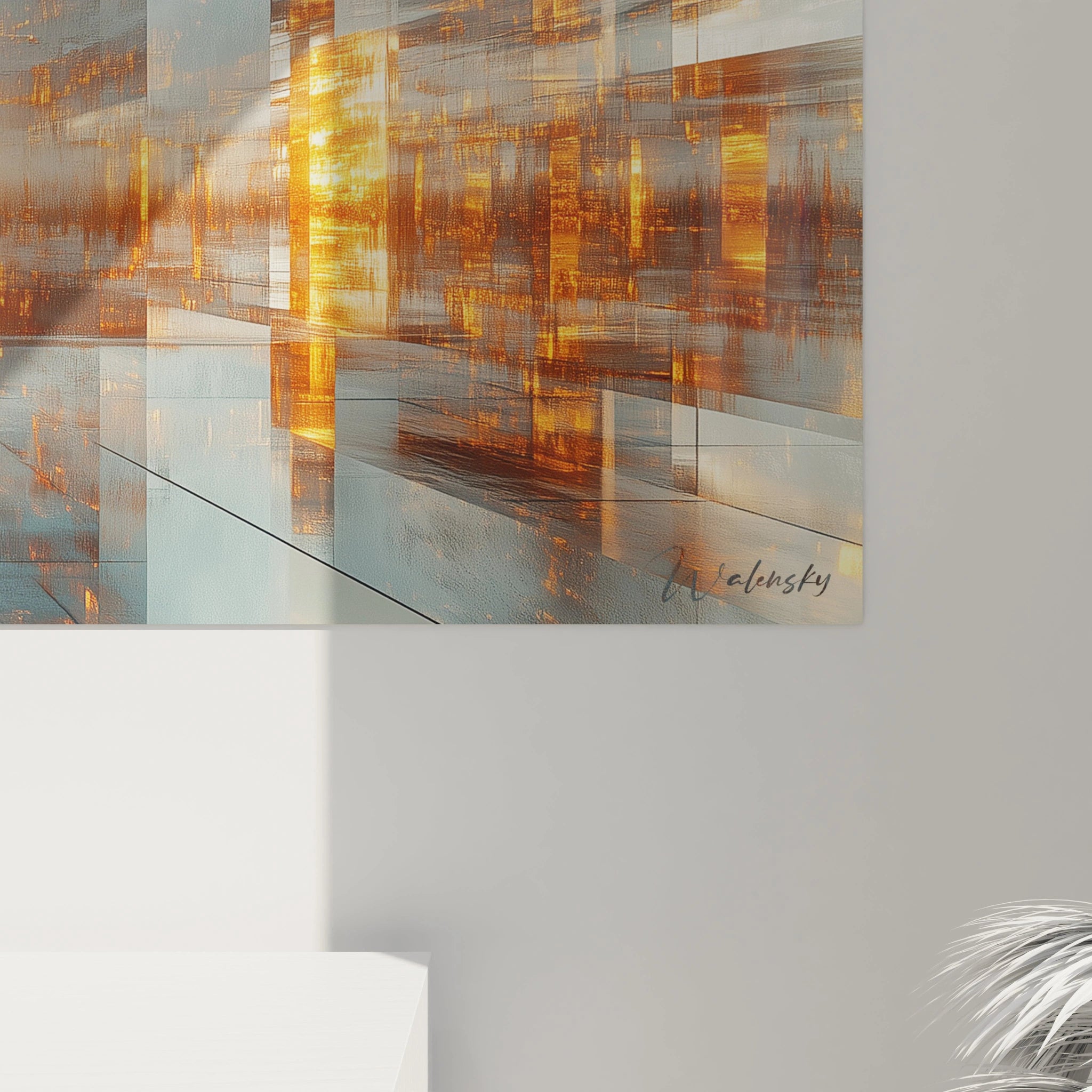 Tableau trompe l'œil Walensky abstrait aux tons dorés et gris suspendu sur un mur blanc moderne