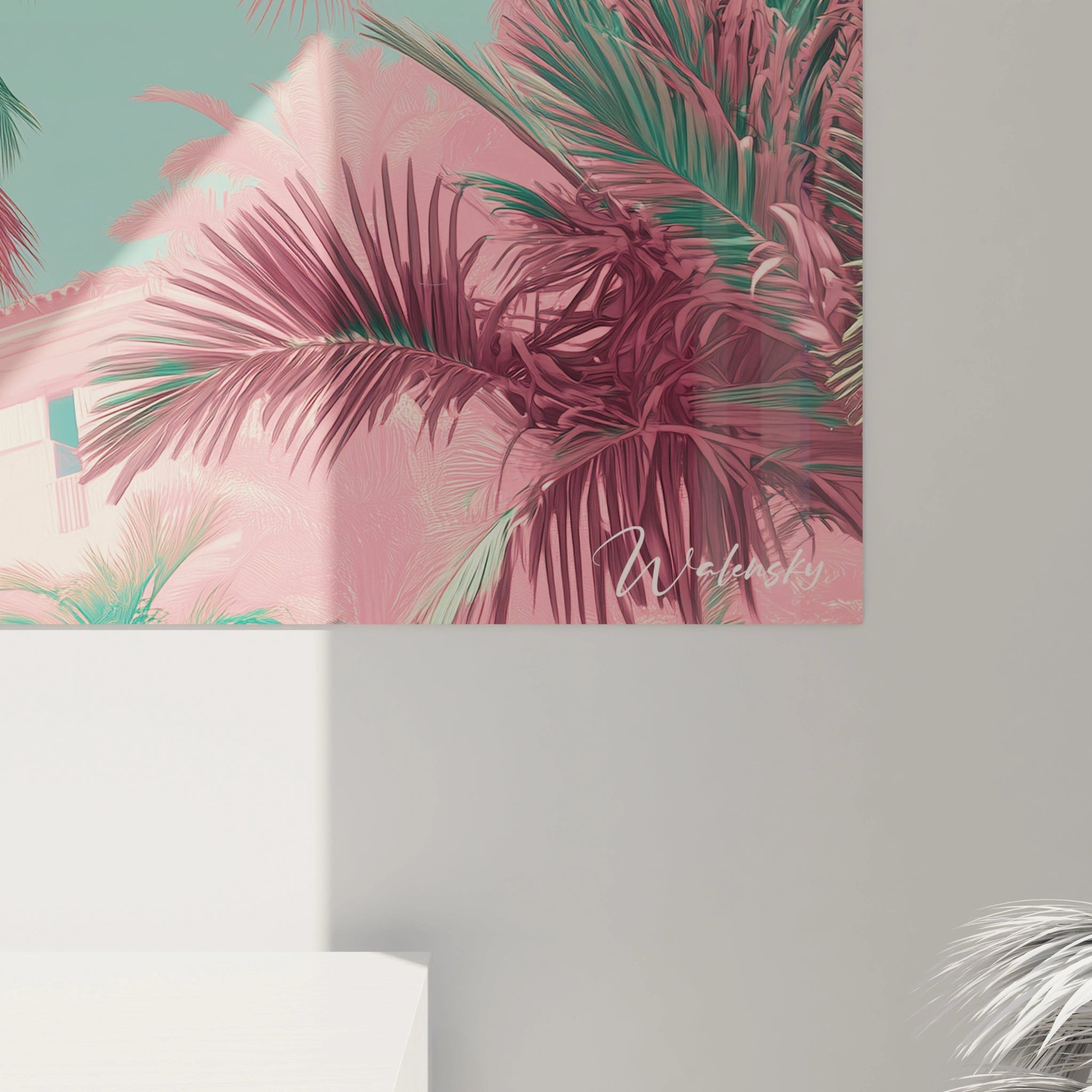 Tableau de palmiers tropicaux en teintes non-naturalistes, mêlant rose corail et vert émeraude sur fond turquoise uni, avec silhouette d'habitation blanche en bas de cadre, offrant une vision onirique et stylisée d'un paysage balnéaire.