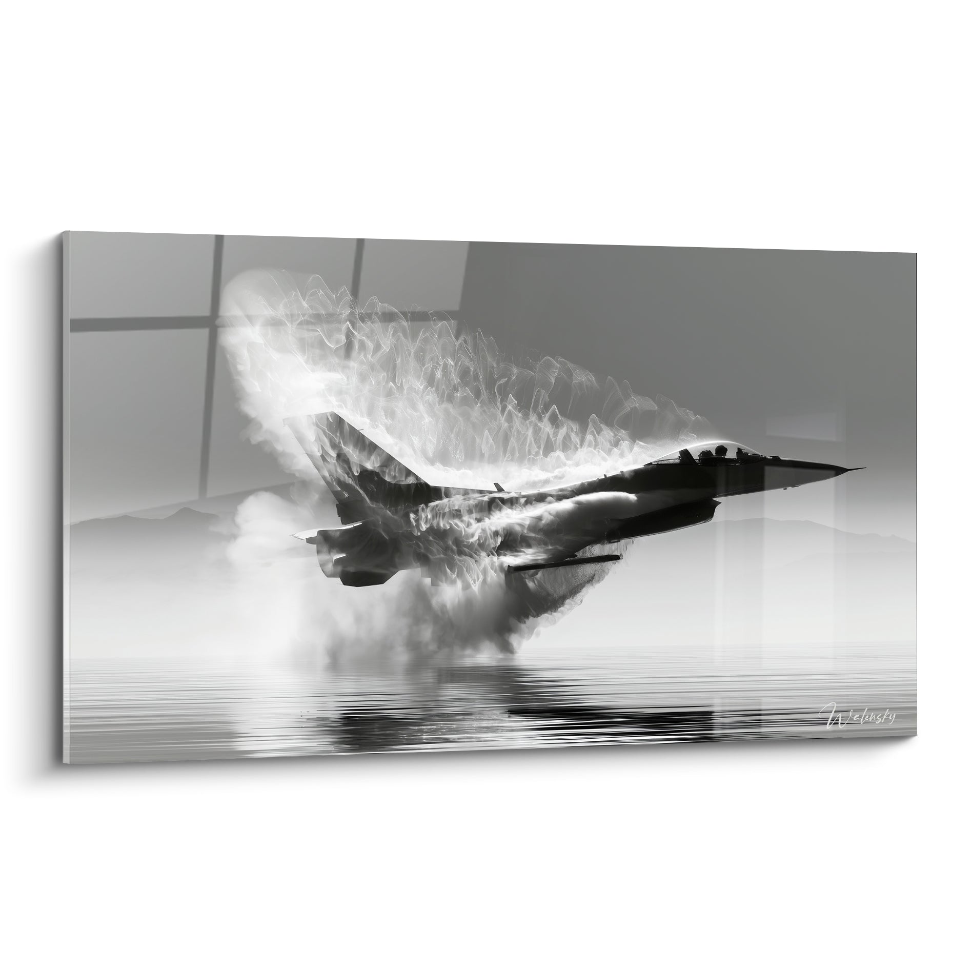 Avion de chasse anthracite fend un panache blanc au-dessus d'une mer calme, style photographique noir et blanc