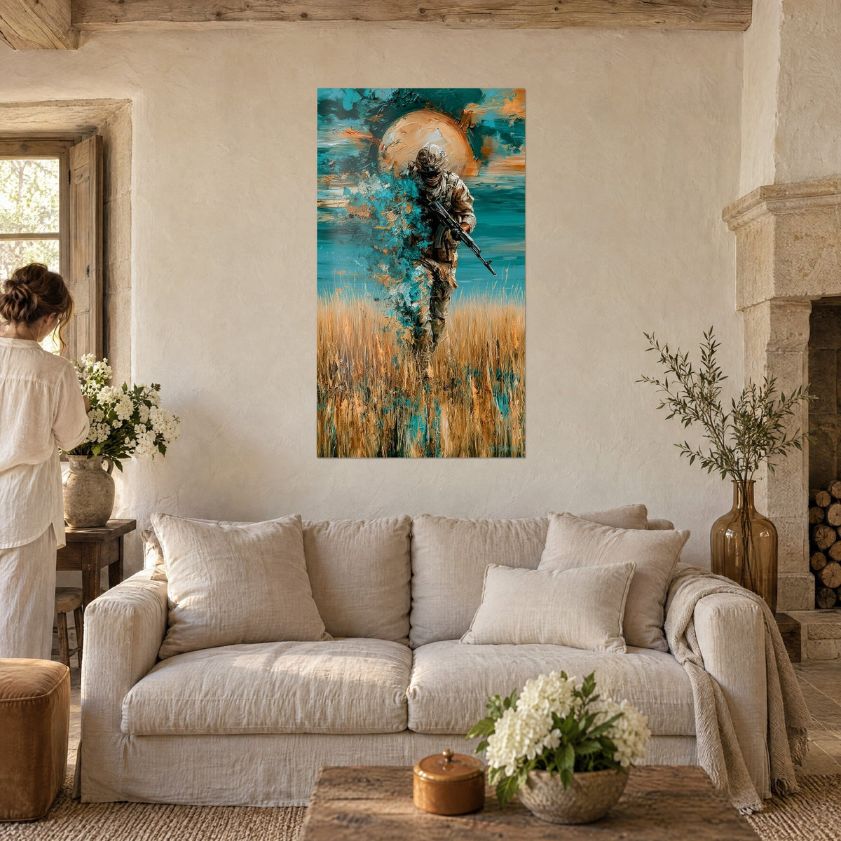 Tableau soldat armé surgissant d'un nuage de touches turquoise, soleil ocre derrière lui, au-dessus d'un canapé dans un salon lumineux