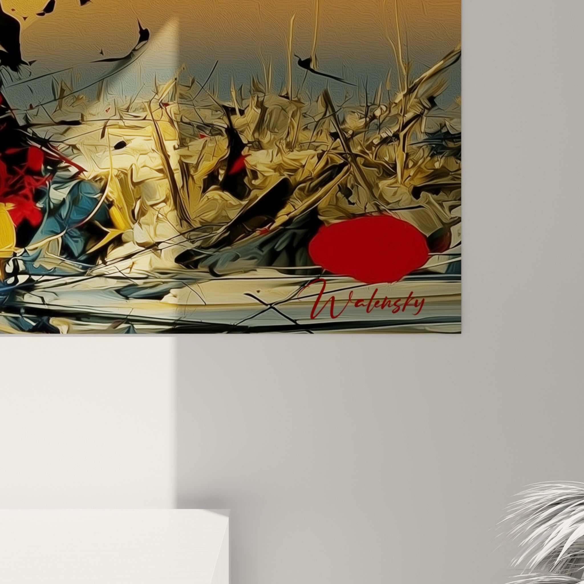 Empâtements de peinture rouge et bleu marine sur le casque militaire, grain texturé et coulures dorées visibles de près
