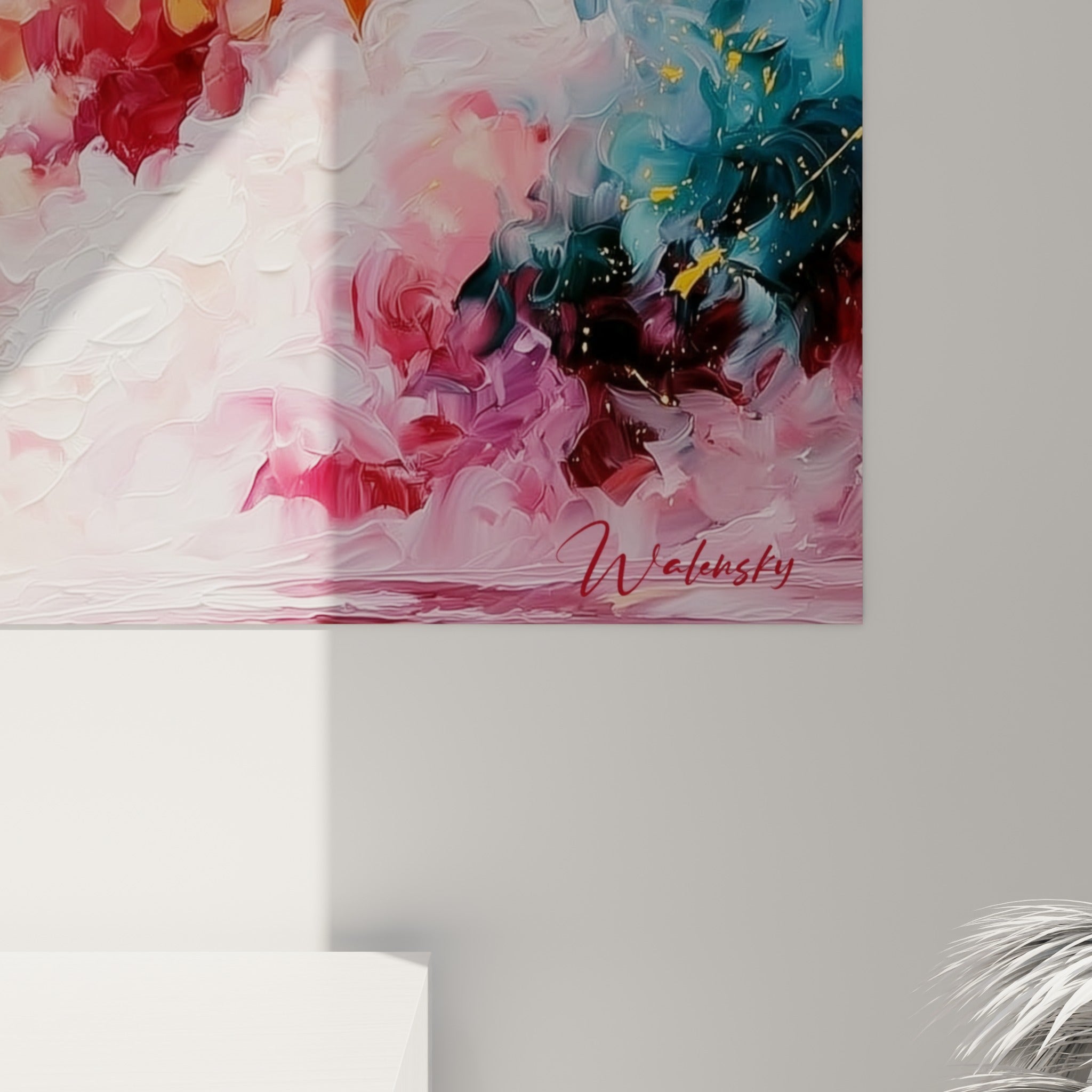 Empâtements épais mêlant rose, turquoise et doré, coulures visibles sur la toile militaire accrochée