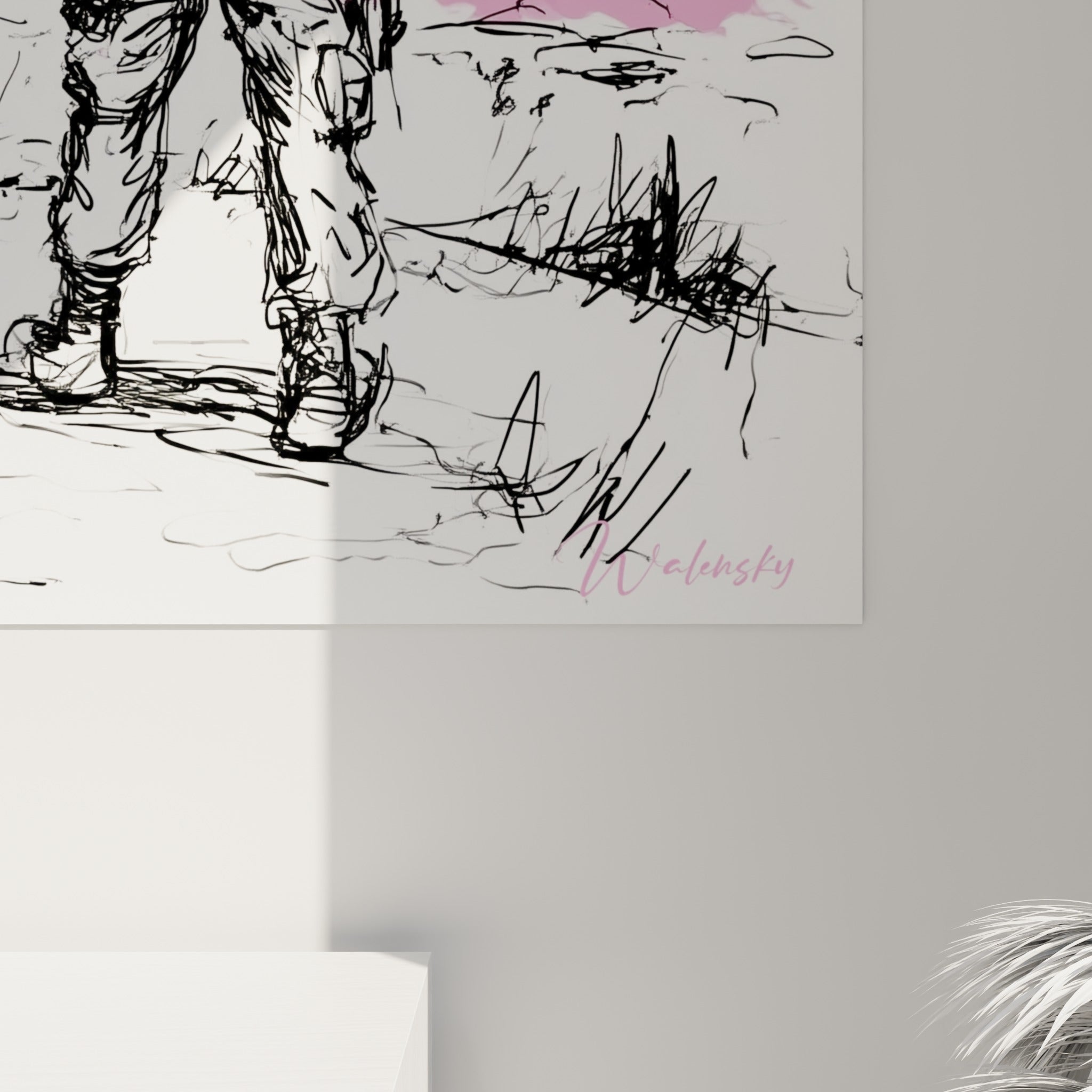 Traits de crayon noirs et coulures roses et bleu marine visibles en détail sur la toile militaire