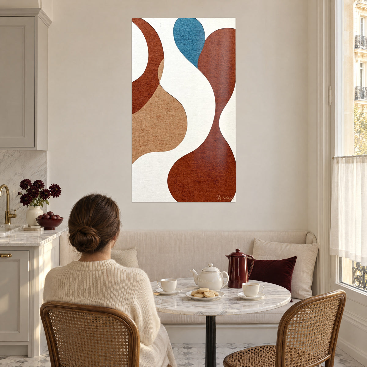 Πίνακας με stylized ποτάμι σε terracotta και ατσάλι μπλε καμπύλες, υφή χαρτιού, λευκός τοίχος σε γωνία τραπεζαρίας Haussmann