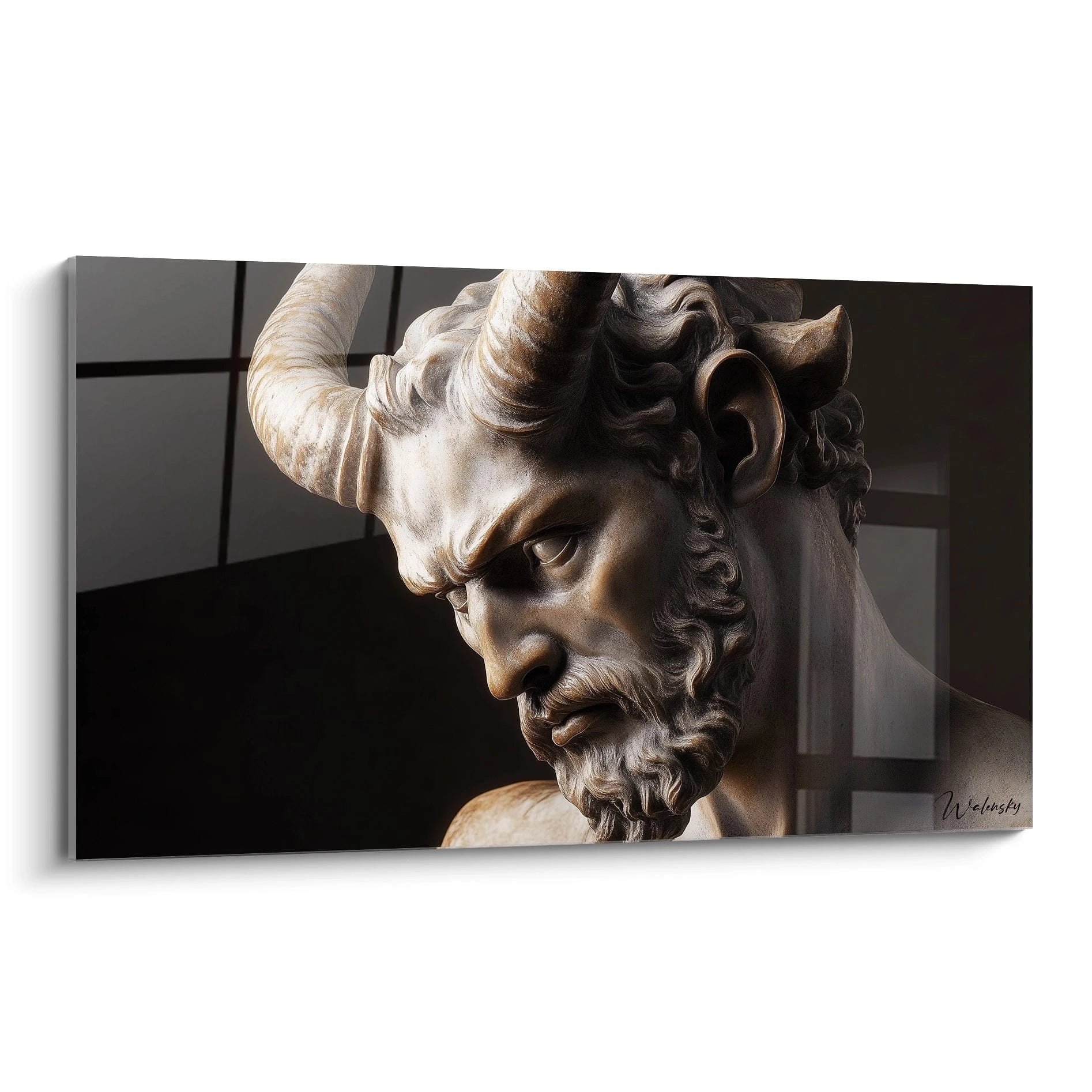 Un tableau satyre représentant un profil masculin avec des cornes torsadées, une barbe ondulée et une expression intense. Sculpture aux tons beige, bronze et marron sur fond sombre, avec textures lisses pour la peau et rugueuses pour les détails capillaires.