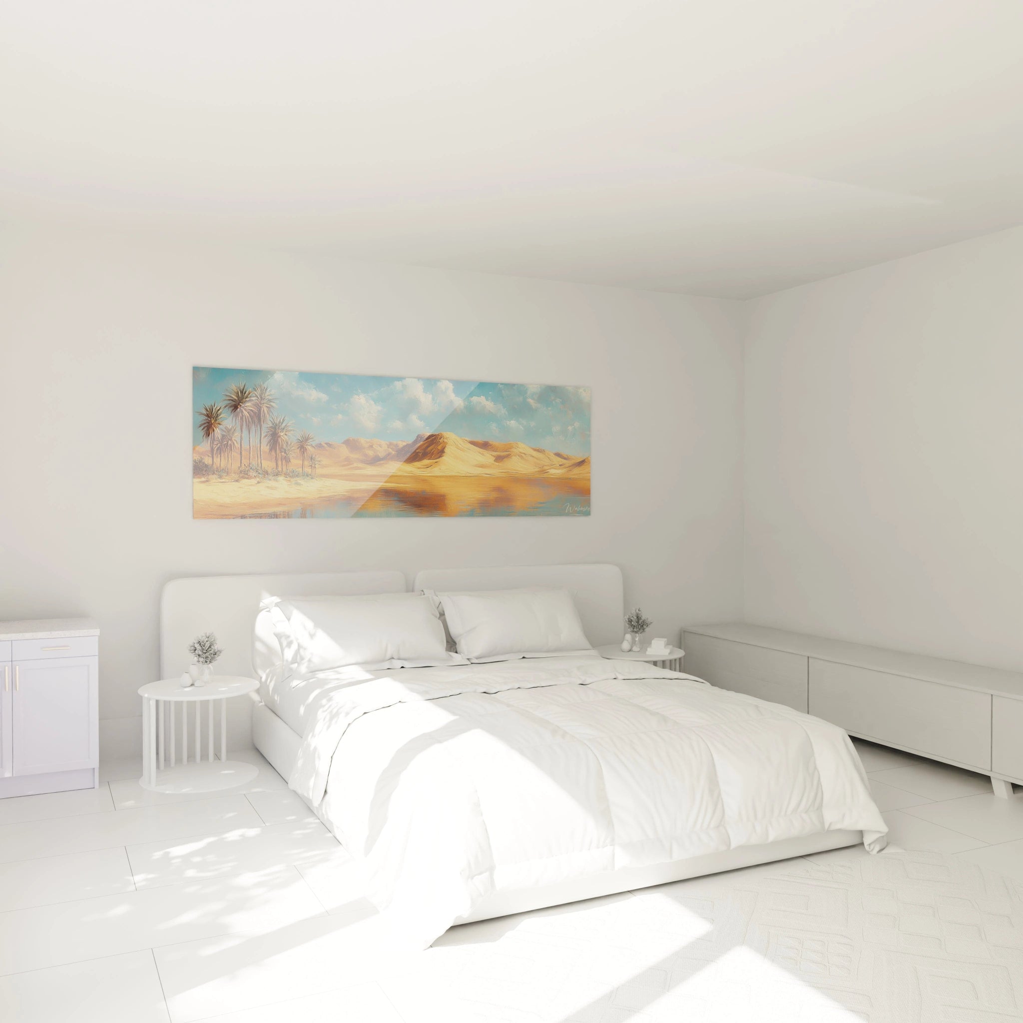 Un tableau paysage représentant un désert aux teintes chaudes avec une oasis de palmiers bruns sur la gauche. Les montagnes ondulantes et le plan d'eau réfléchissant capturent la luminosité dorée sur fond de ciel bleu texturé.