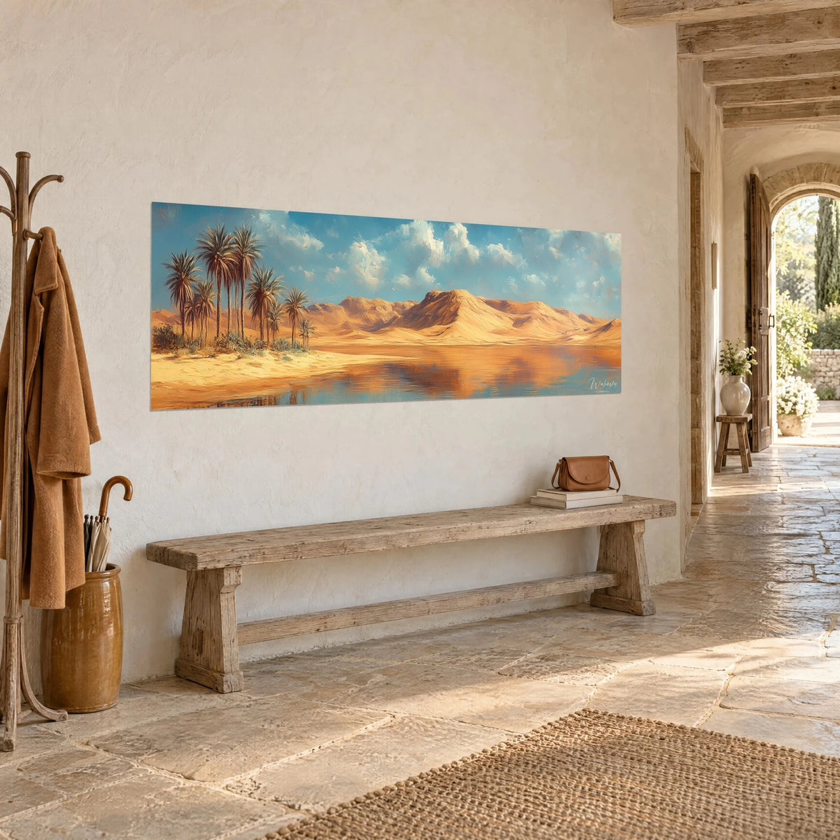 Quadro deserto dorato riflesso in un lago turchese, palme marroni a sinistra, su un muro di pietra chiara accanto a una panca di legno