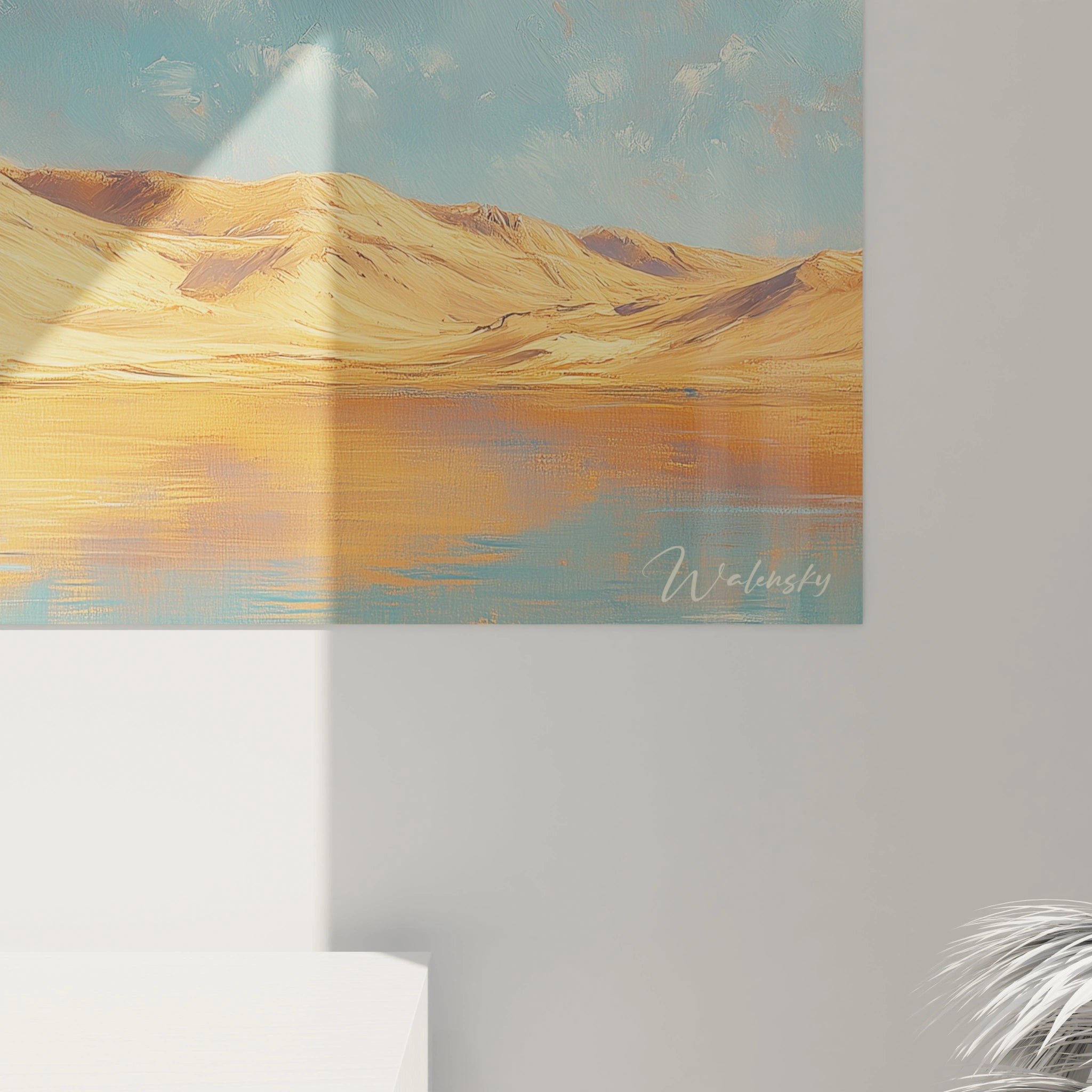 Un tableau paysage de désert où des palmiers se dressent près d'un plan d'eau miroitant. Les dunes et montagnes ocres contrastent avec le ciel bleu nuageux, créant une composition horizontale aux textures variées et coups de pinceau visibles.