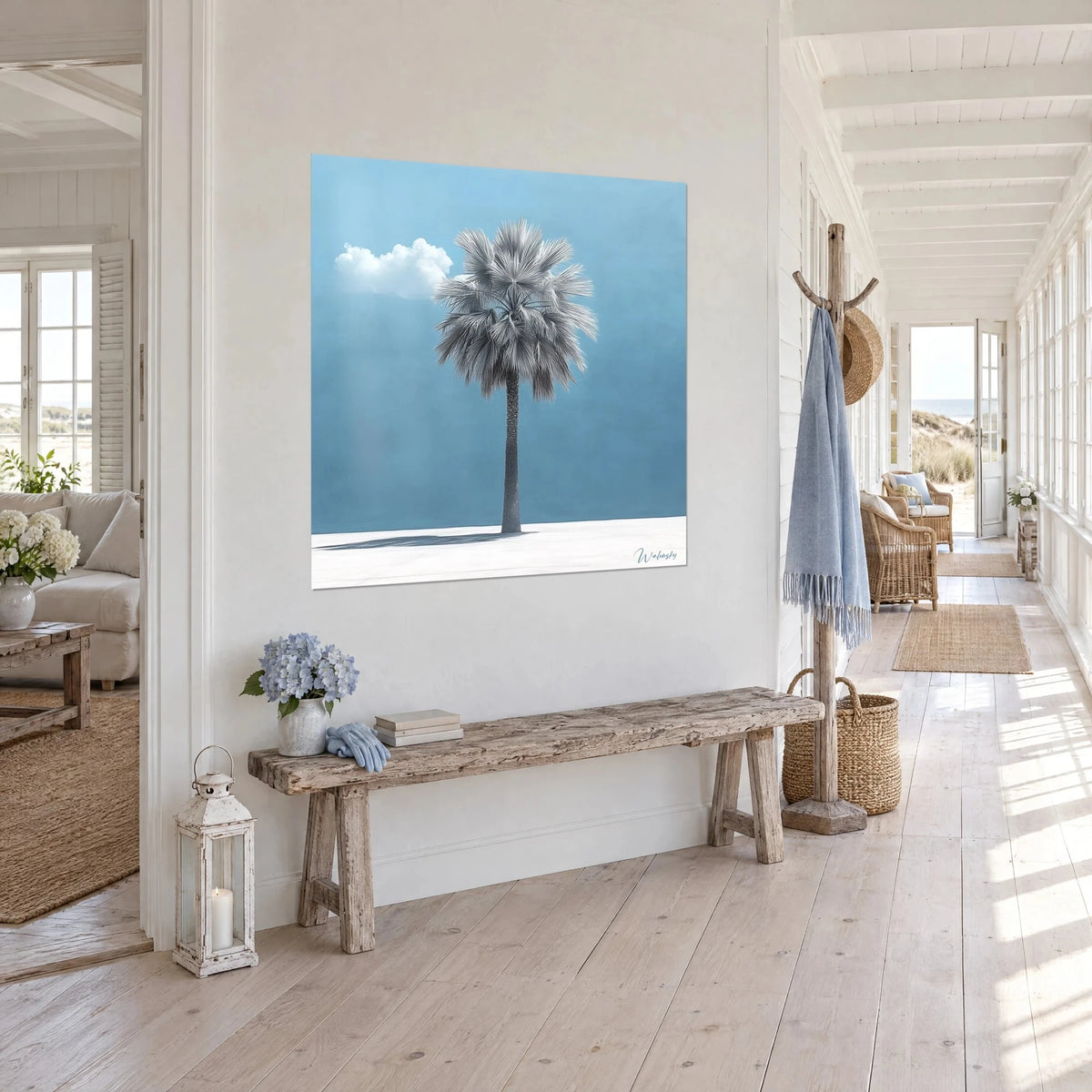 Quadro palma solitaria dal tronco grigio e fogliame brinato, nuvola bianca, sabbia chiara, in un corridoio sul mare