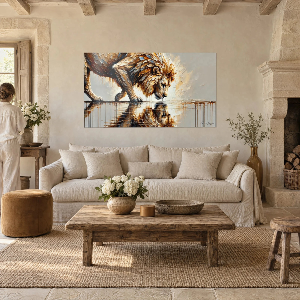 Gemälde Löwe beugt sich über das Wasser, ockerfarbene und honigfarbene Mähne in Spachteltechnik, perlgraues Spiegelbild, über einem Sofa in einem hellen Wohnzimmer
