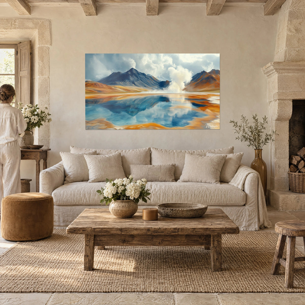 Schilderij geothermisch meer met turquoise en okerkleurige weerspiegelingen, witte dampwolk, boven een bank in een lichte woonkamer