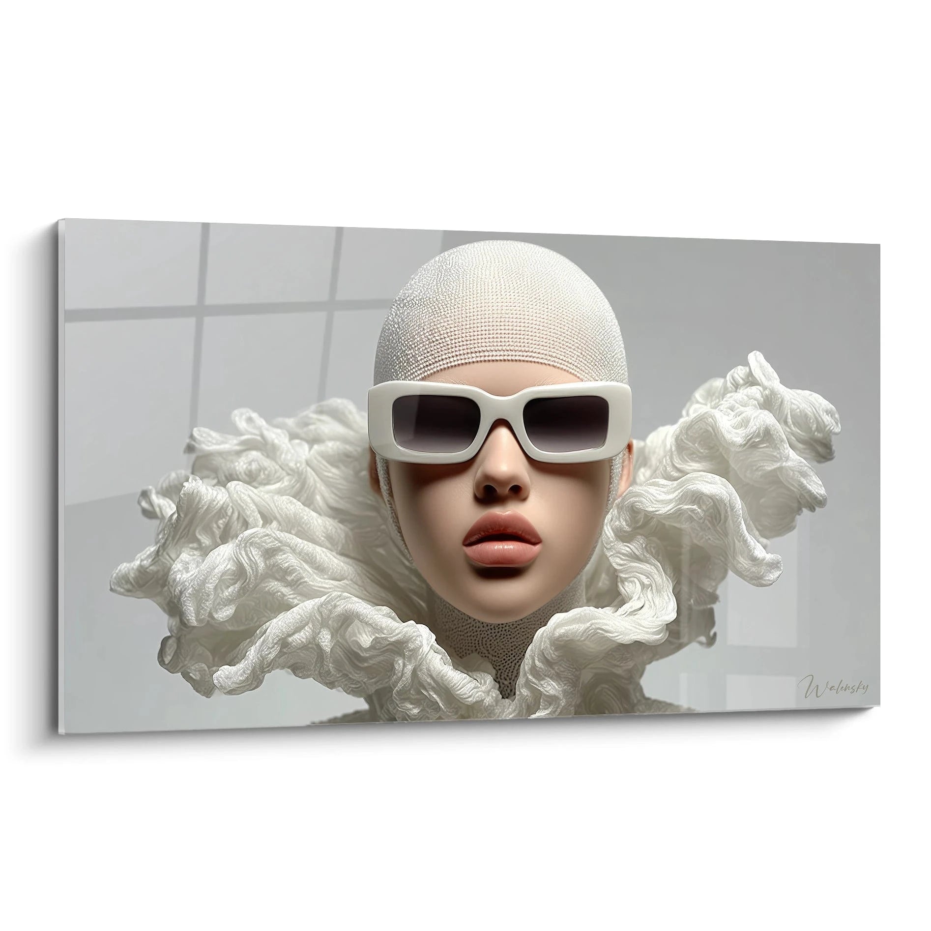 Tableau mode avant-garde de Walensky avec une femme au look futuriste portant des lunettes de soleil blanches