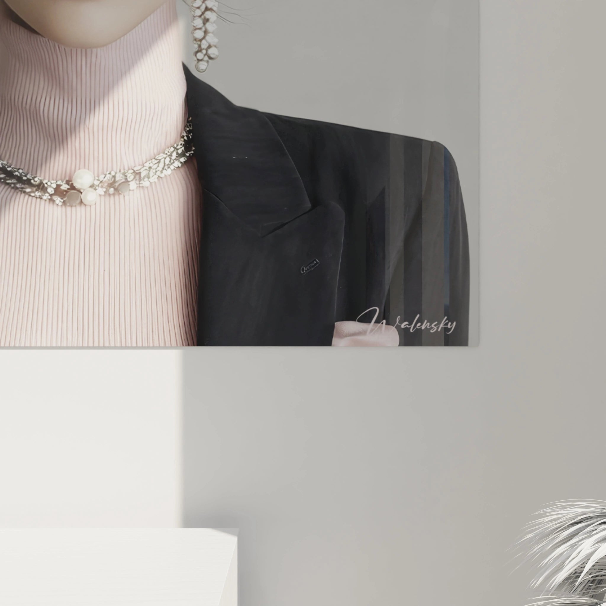 Tableau mode couture de Walensky avec un élégant collier et une tenue chic en arrière-plan