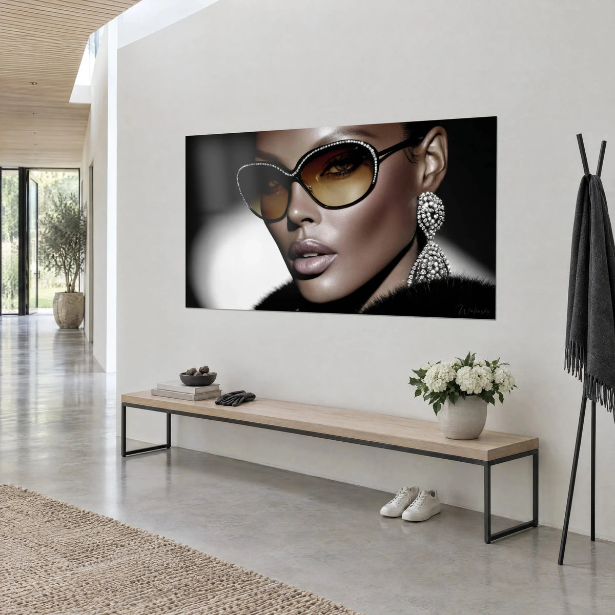 Cuadro de top model con mirada dorada tras lentes color miel, labios nude y cuello de piel negra, vista de tres cuartos sobre pared blanca