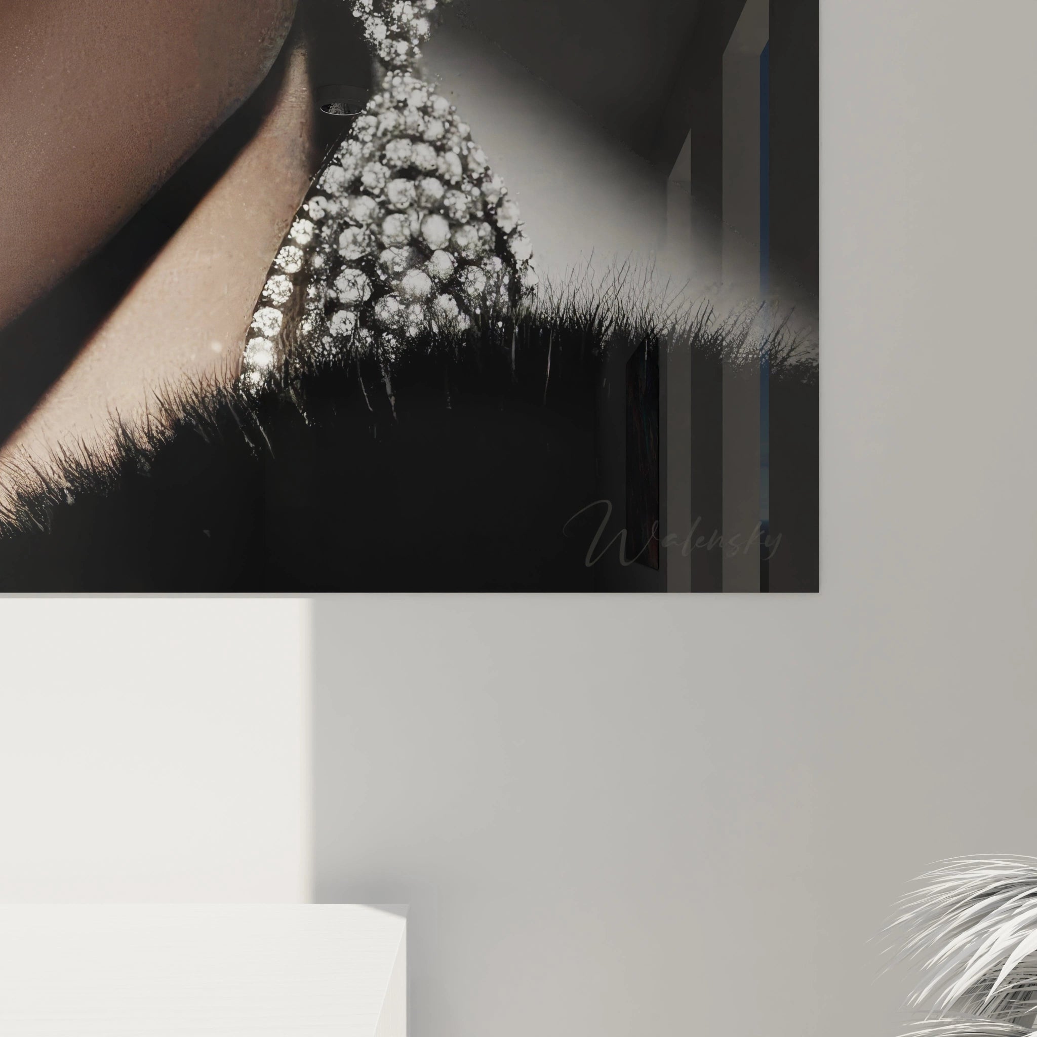 Tableau portrait doré mode représentant une femme élégante avec des bijoux scintillants sur un fond noir