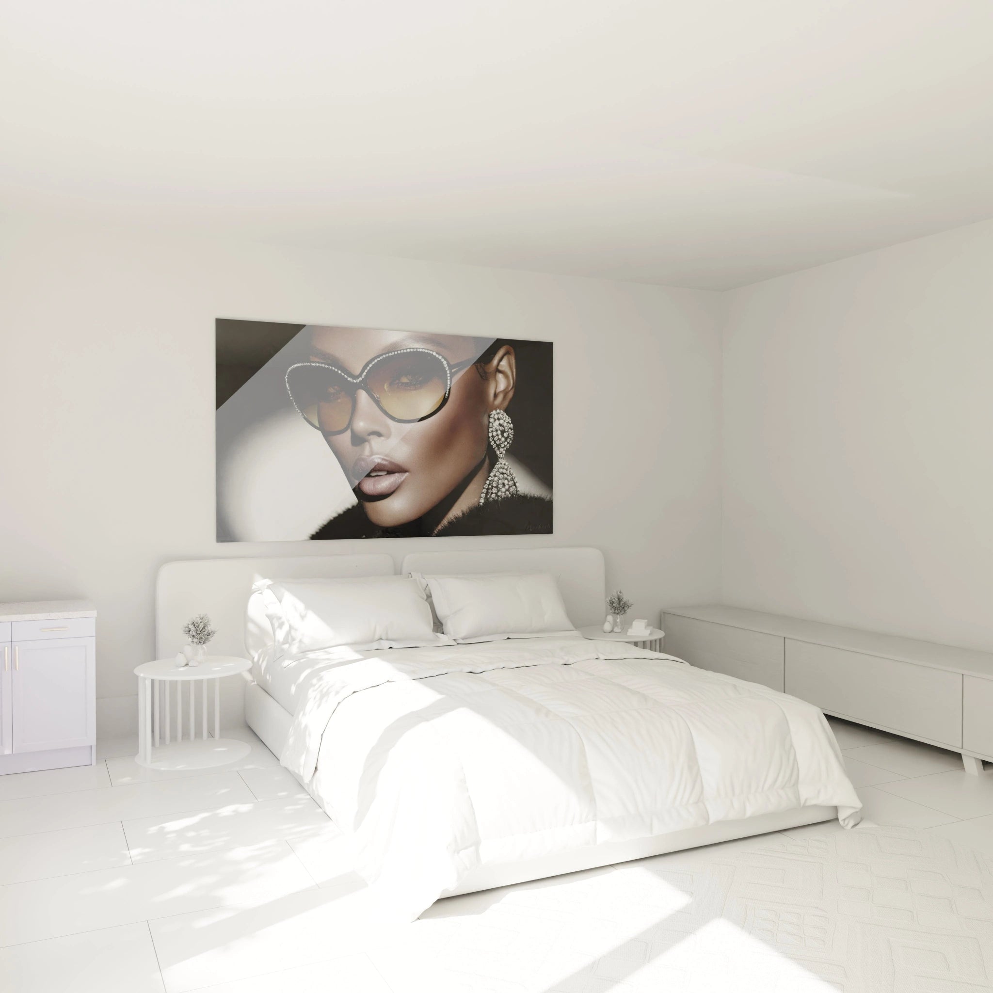Tableau portrait doré mode avec une femme portant des lunettes de soleil dans une chambre moderne