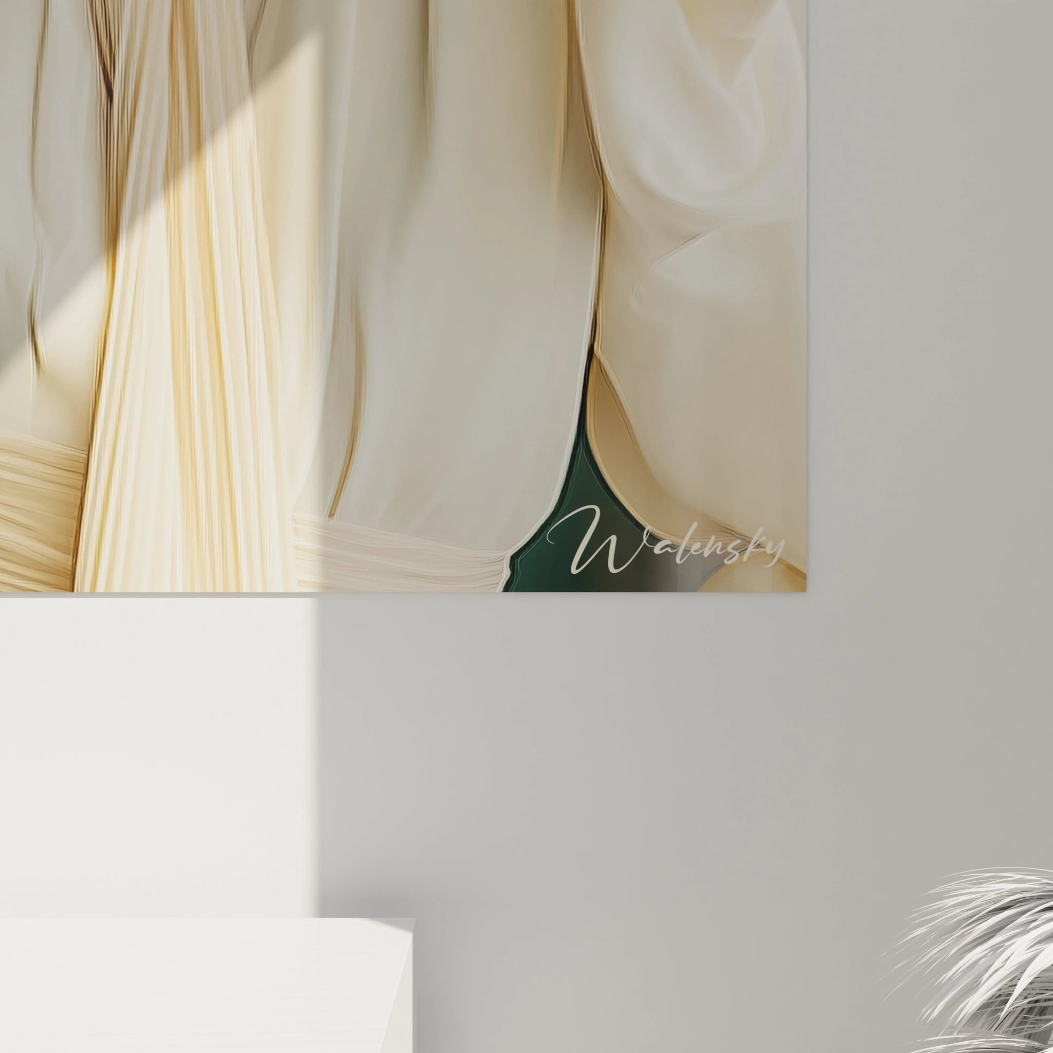 Tableau mode glamour de Walensky avec une robe élégante en tissu doux sur un mur clair