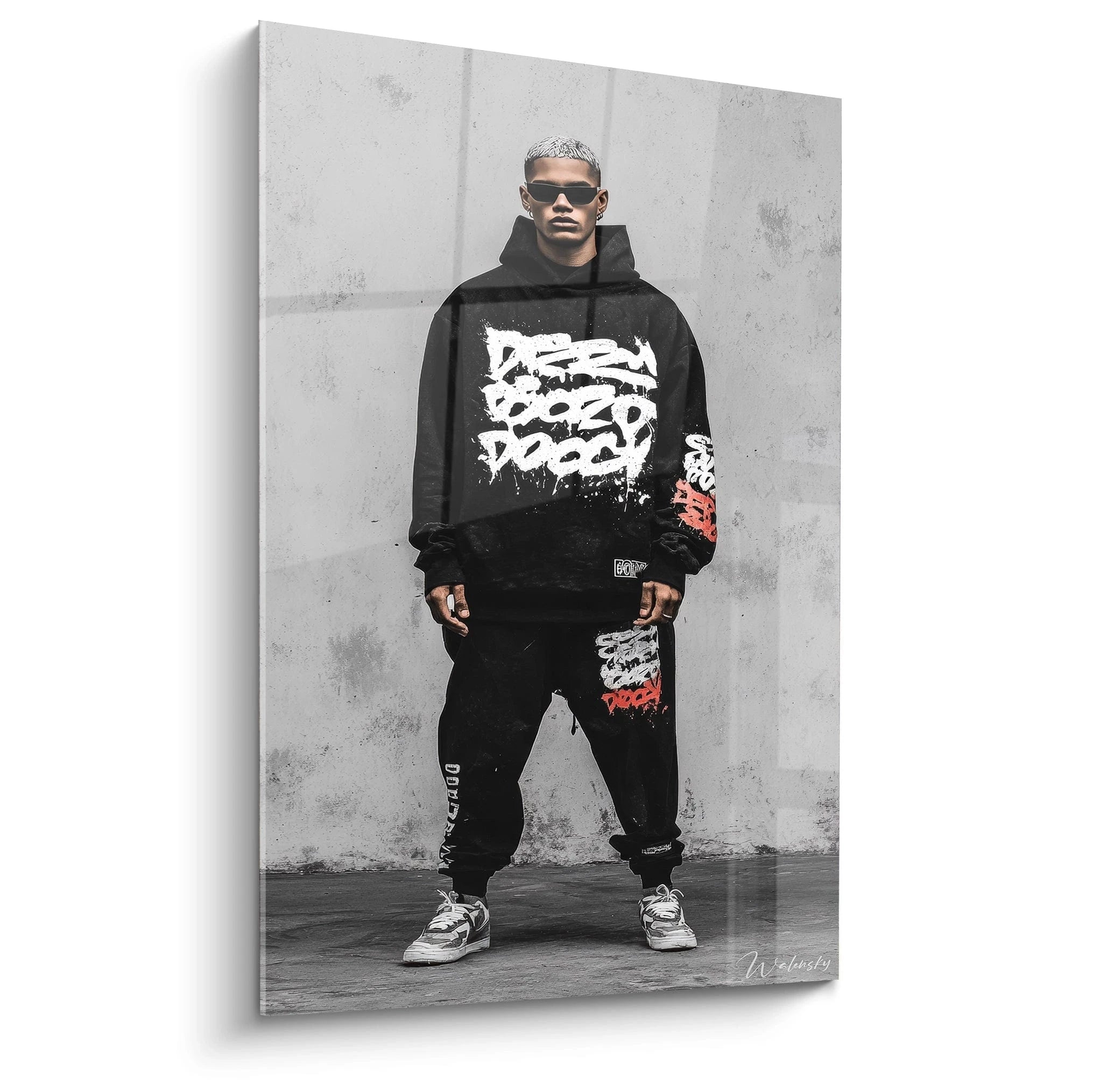 Tableau streetwear noir et blanc avec un modèle portant un hoodie et un pantalon stylé en noir et blanc
