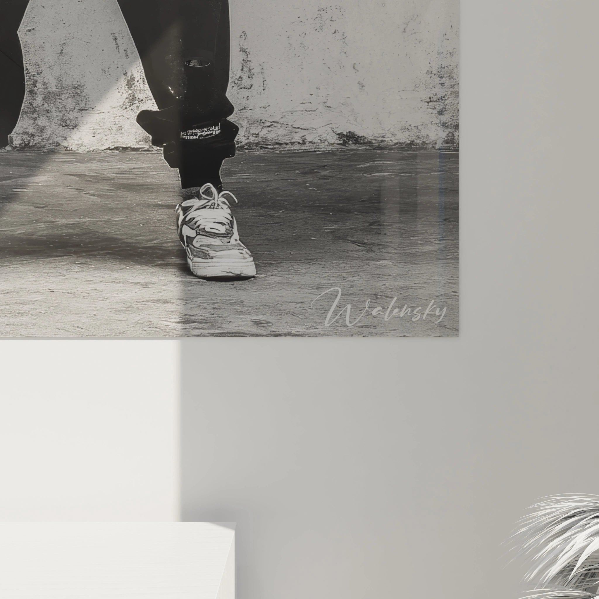 Tableau mural streetwear noir et blanc avec des motifs urbains et une touche contemporaine