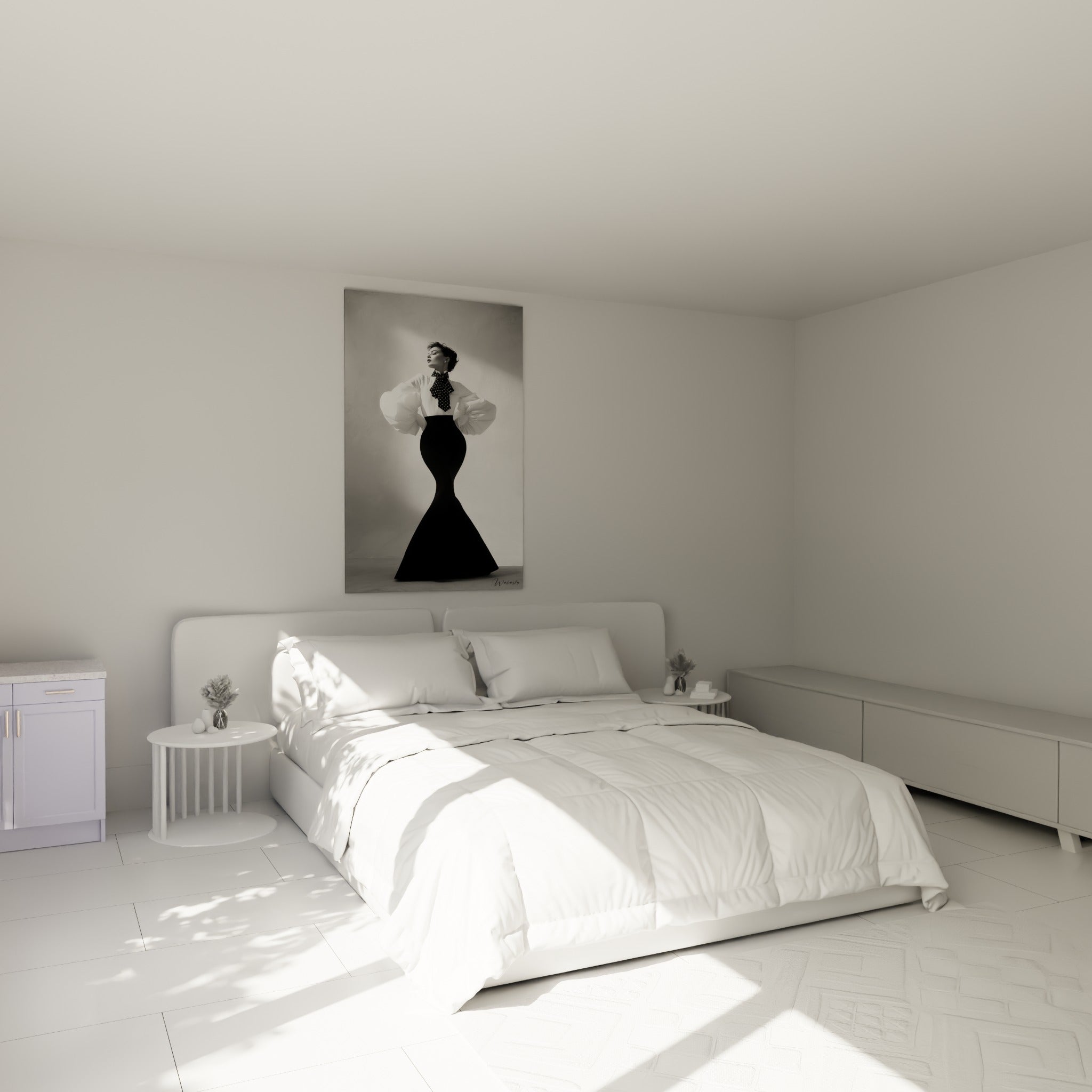 Femme en blouse blanche et jupe anthracite, posture élégante, au-dessus d'un lit dans une chambre claire