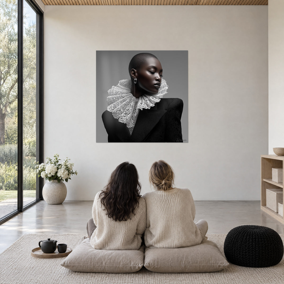 Gemälde Muse mit weißem Spitzenkragen, schwarzer Blazer und perlgrauer Hintergrund, gegenüber zwei sitzenden Frauen von hinten in einem Wohnzimmer