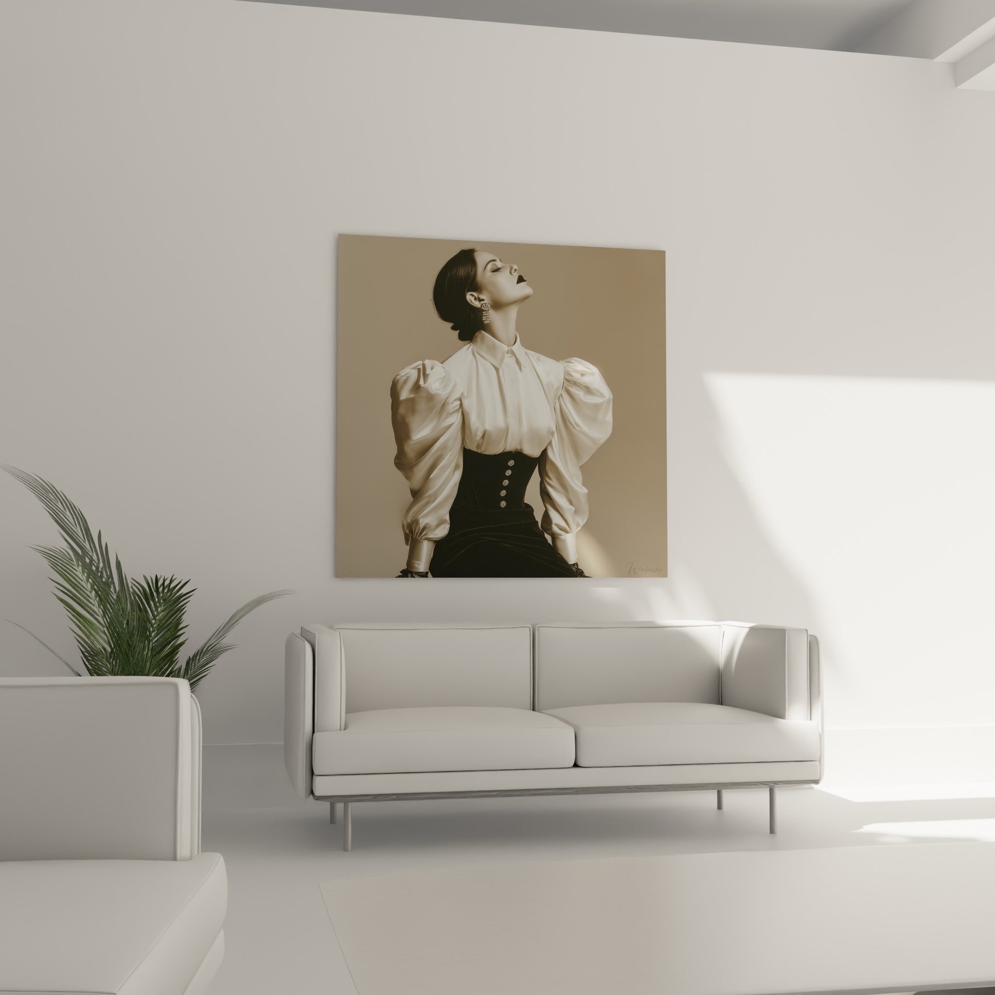 Femme au regard fermé, chemise ivoire et corset noir orné, au-dessus d'un canapé dans un salon lumineux