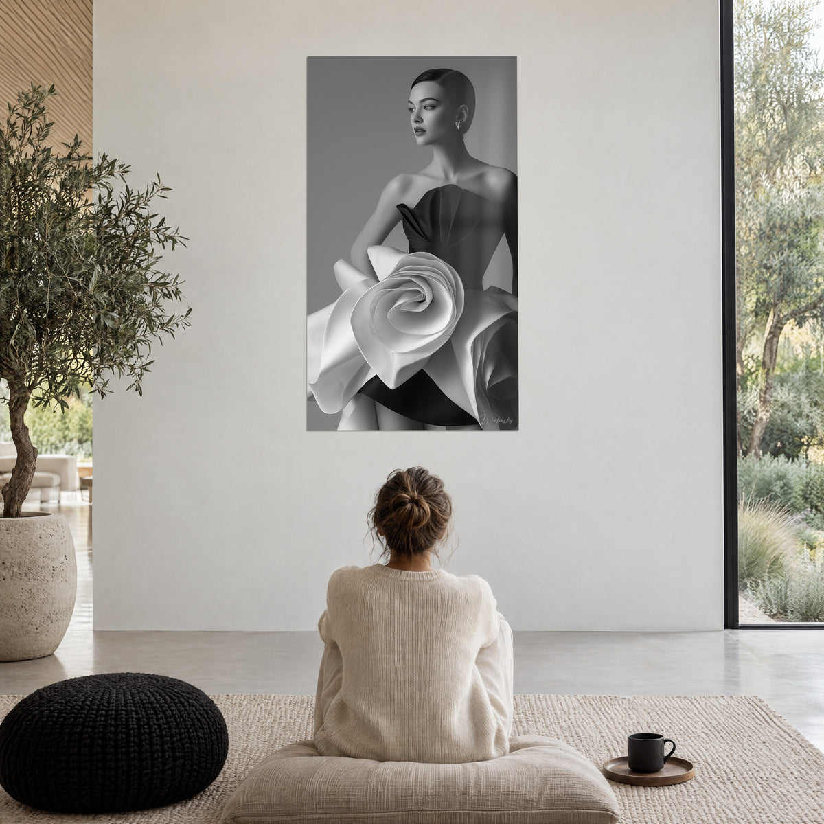 Quadro sguardo di profilo in alta moda monocromatica, immensa rosa di tessuto bianco e bustier nero, parete chiara aperta su un giardino verde