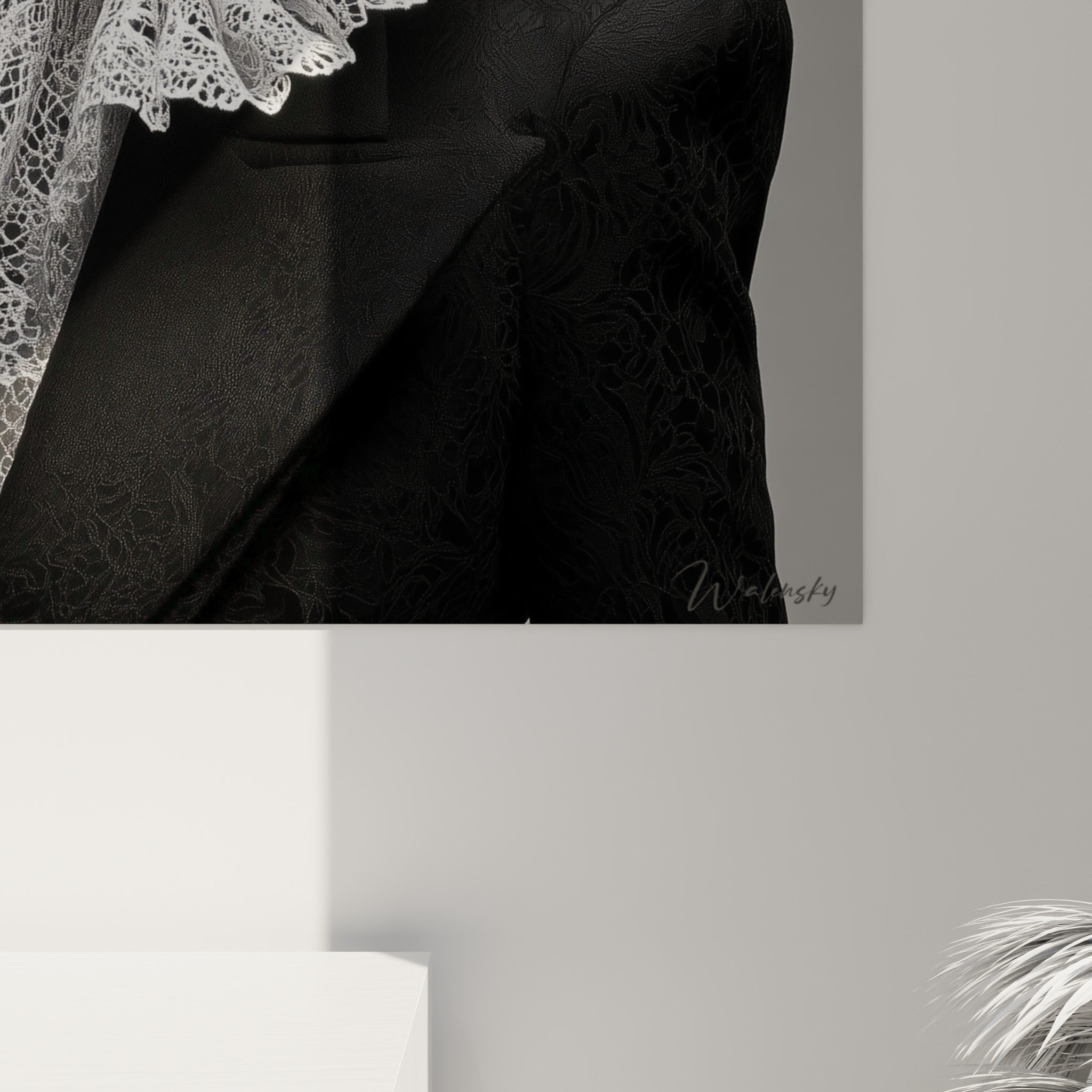 Détail des plis de dentelle blanche et du grain de peau noire sculpté par la lumière sur ce tableau accroché