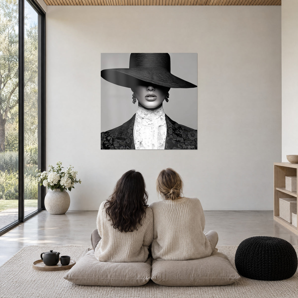 Cuadro de musa vintage con sombrero de paja negro, brocado oscuro y cuello de encaje blanco, frente a dos personas sentadas en el suelo
