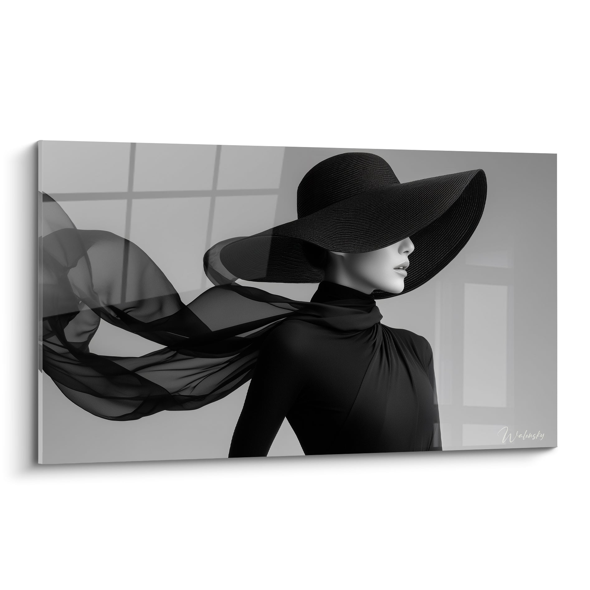 Silhouette féminine coiffée d'un chapeau noir, voile de soie flottant sur fond gris perle