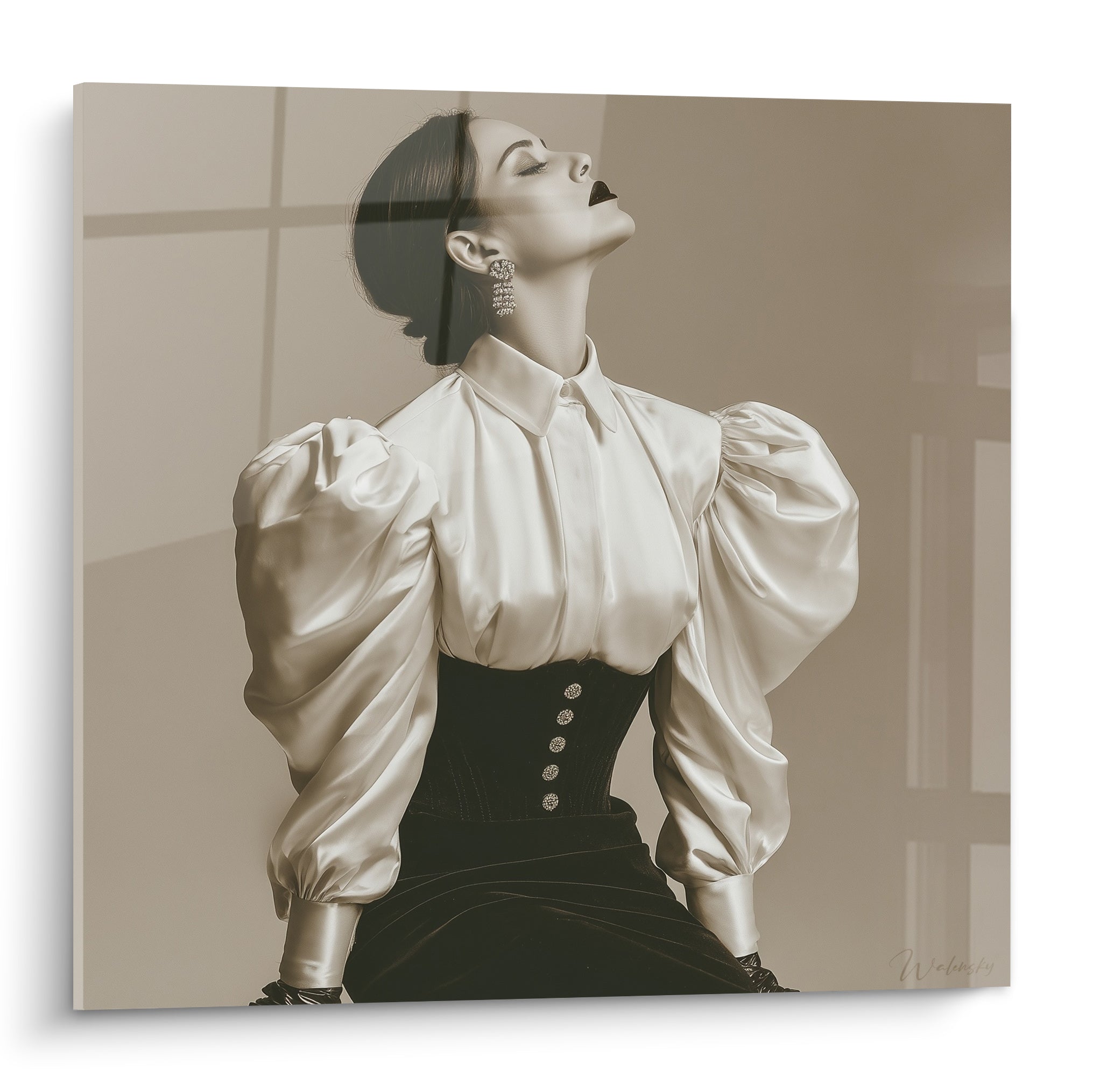 Femme en chemise ivoire bouffante et corset noir, tête renversée, tableau mode sépia élégant