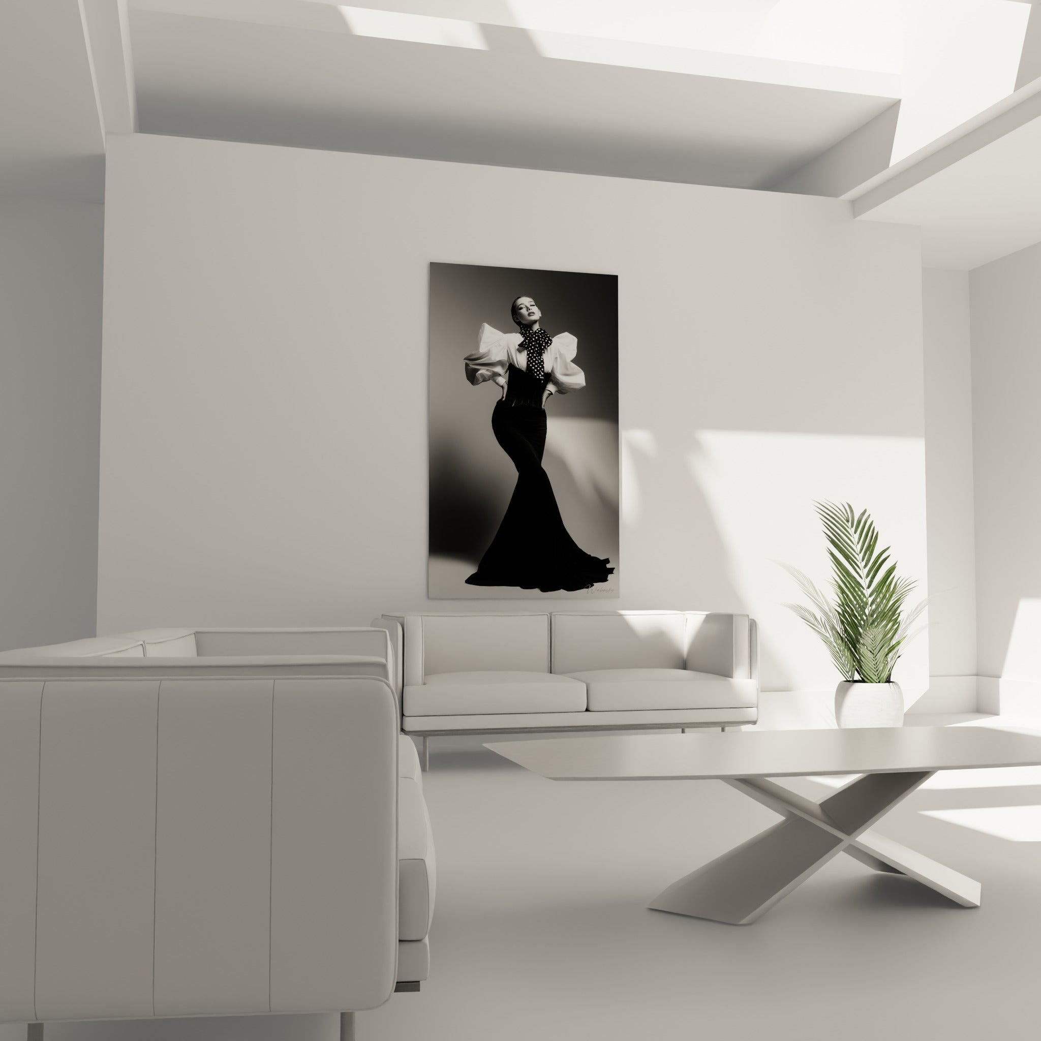 Femme au nœud à pois noir posant en robe sirène, contraste blanc et anthracite, au-dessus d'un canapé dans un salon lumineux