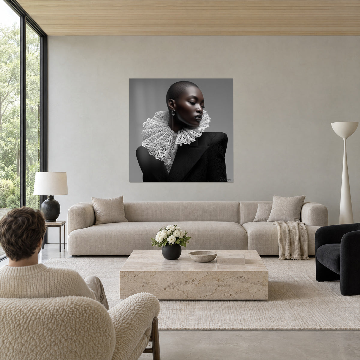 Gemälde Modeporträt mit rasiertem Kopf, weißer Spitzenkragen über schwarzem Blazer, grauer Hintergrund, über einem Sofa in einem hellen Wohnzimmer
