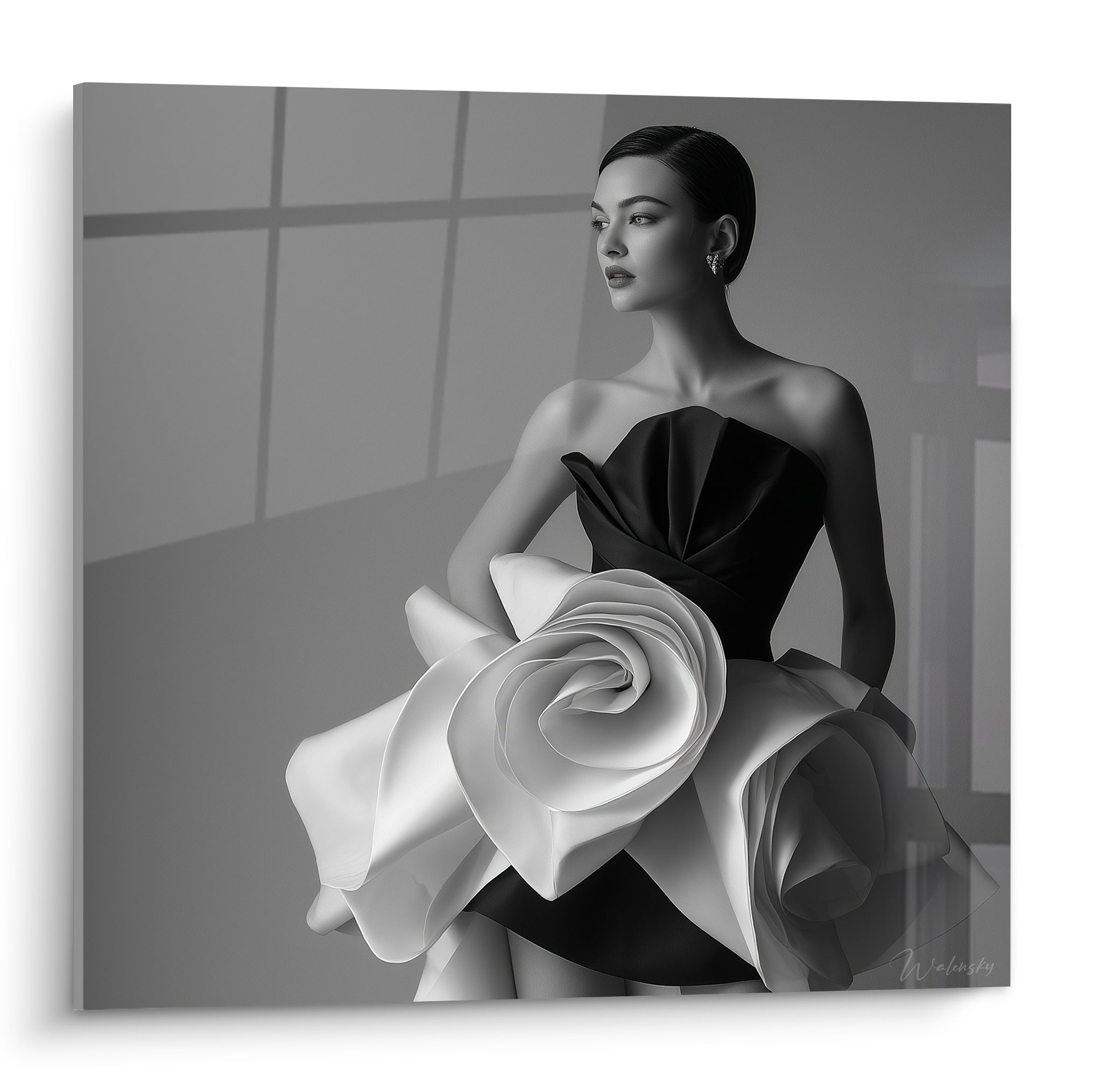 Silhouette de profil en robe noire satinée et fleur blanche ample, buste sculpté et lumière douce en fond gris