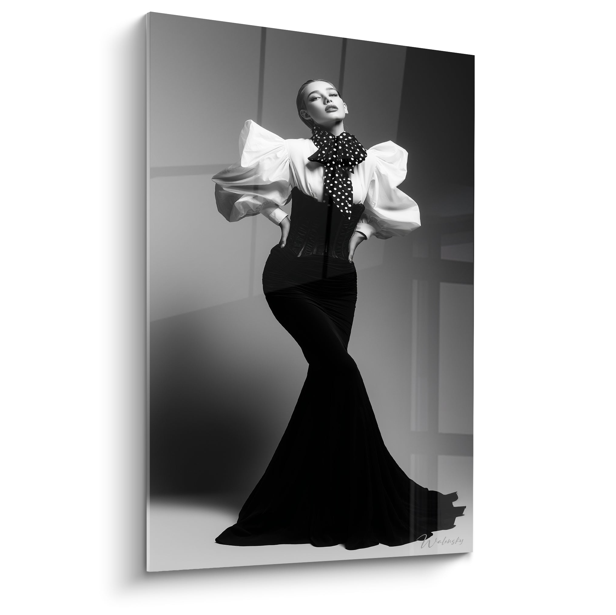 Silhouette en robe sirène noire et blouse blanche, corset structuré, fond gris géométrique en clair-obscur