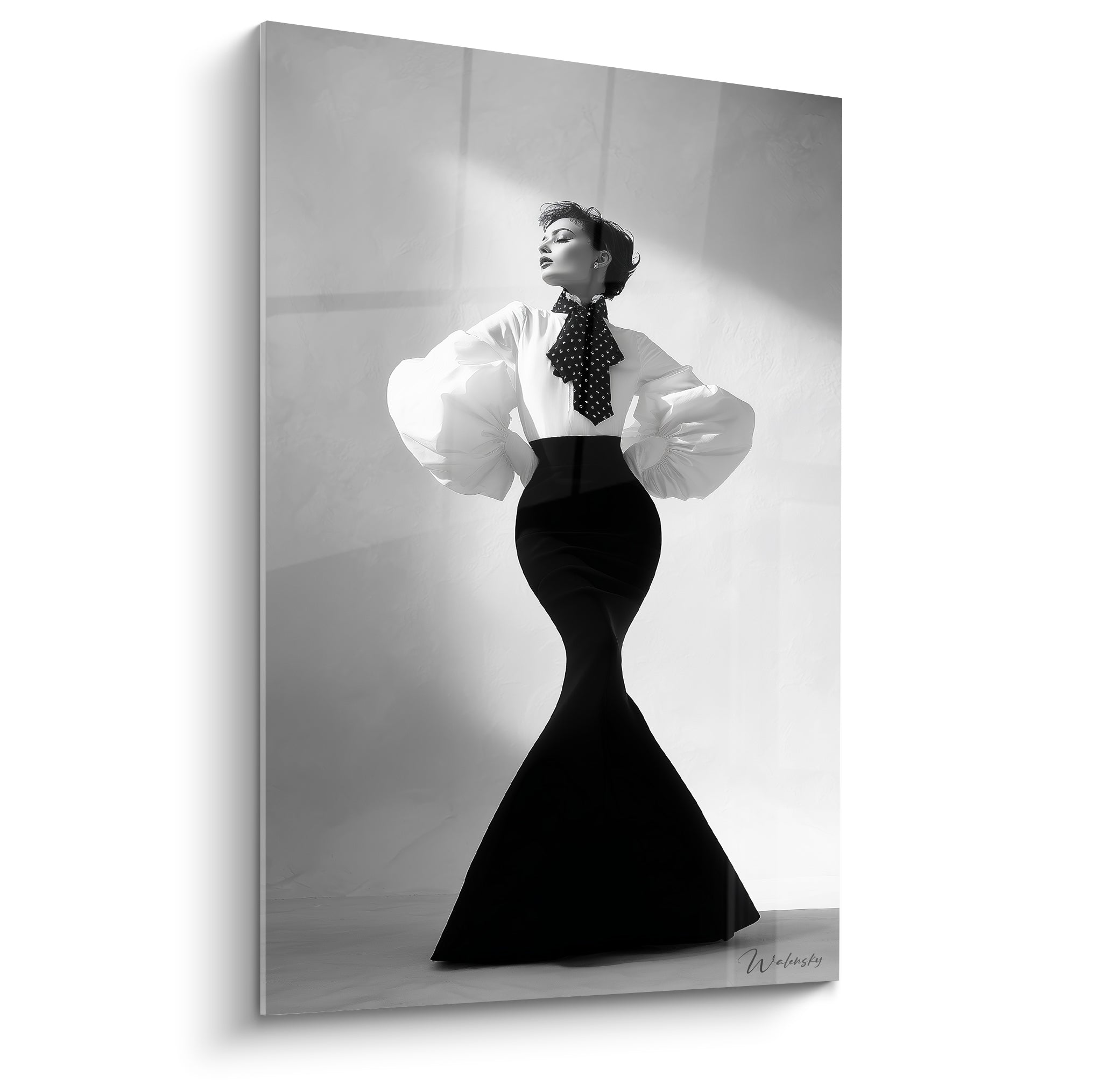 Silhouette en robe sirène noire et blouse blanche, pose assurée, mode noir et blanc