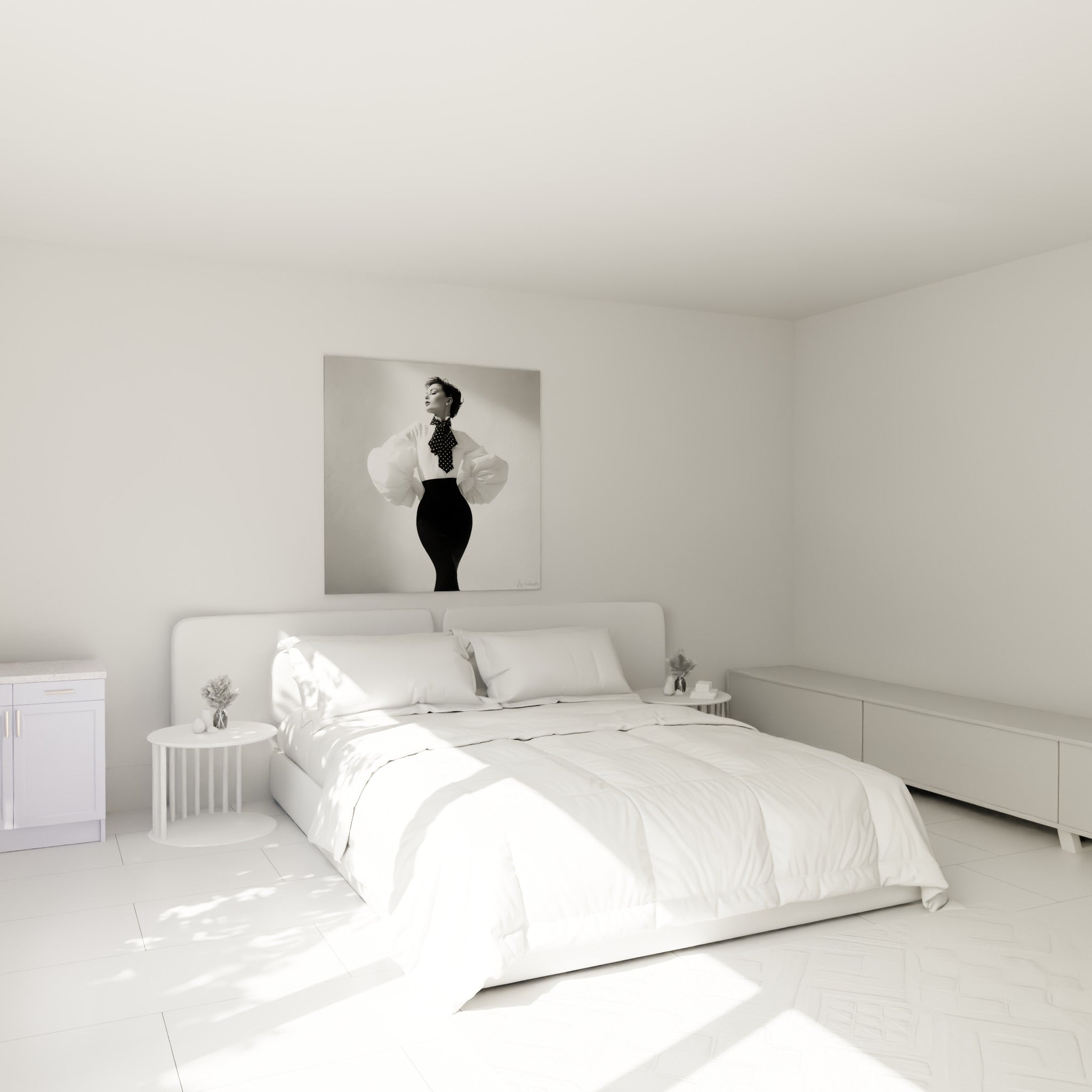 Femme cambrée en tenue blanche et noire au-dessus d'un lit dans une chambre claire