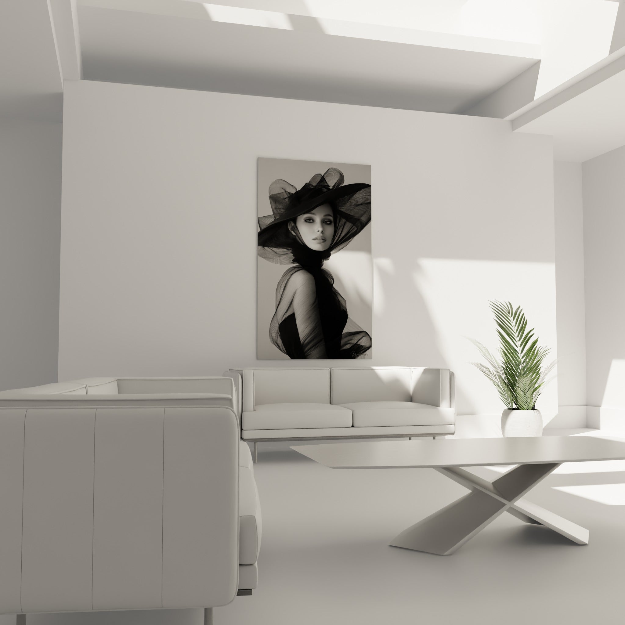 Silhouette drapée de noir et gris perle, chapeau vaporeux, accrochée au-dessus d'un canapé dans un salon lumineux